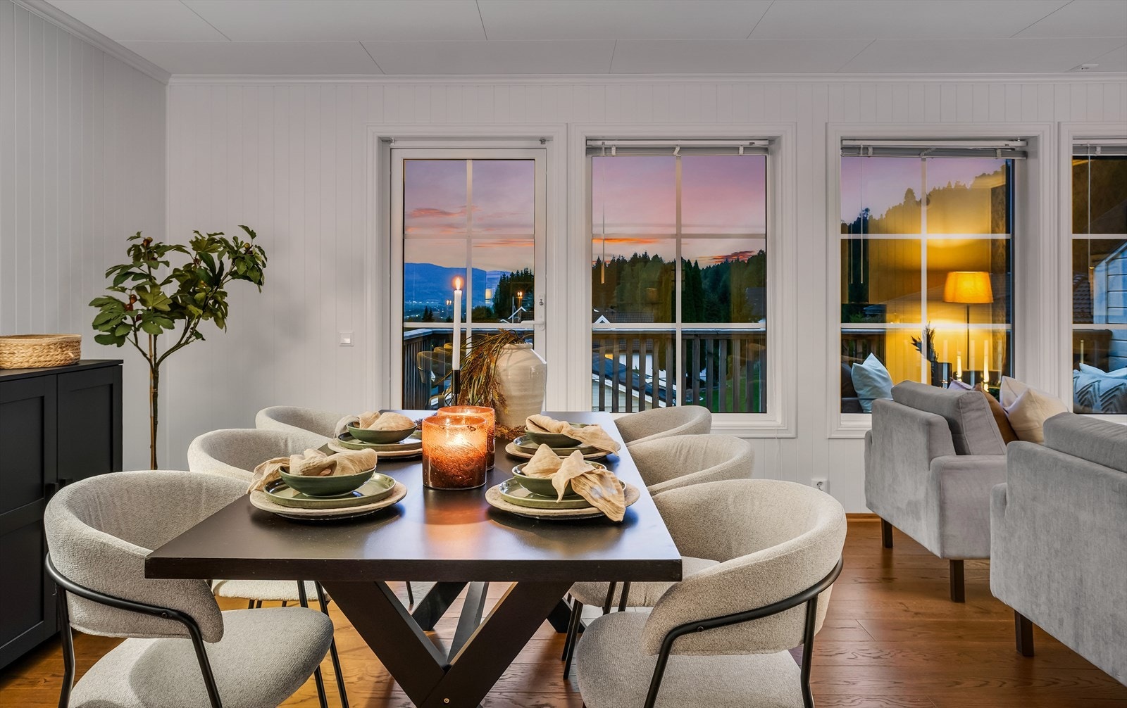 Fra spisestuen er det direkte utgang til en veranda på nesten 11 m². Galleribilde