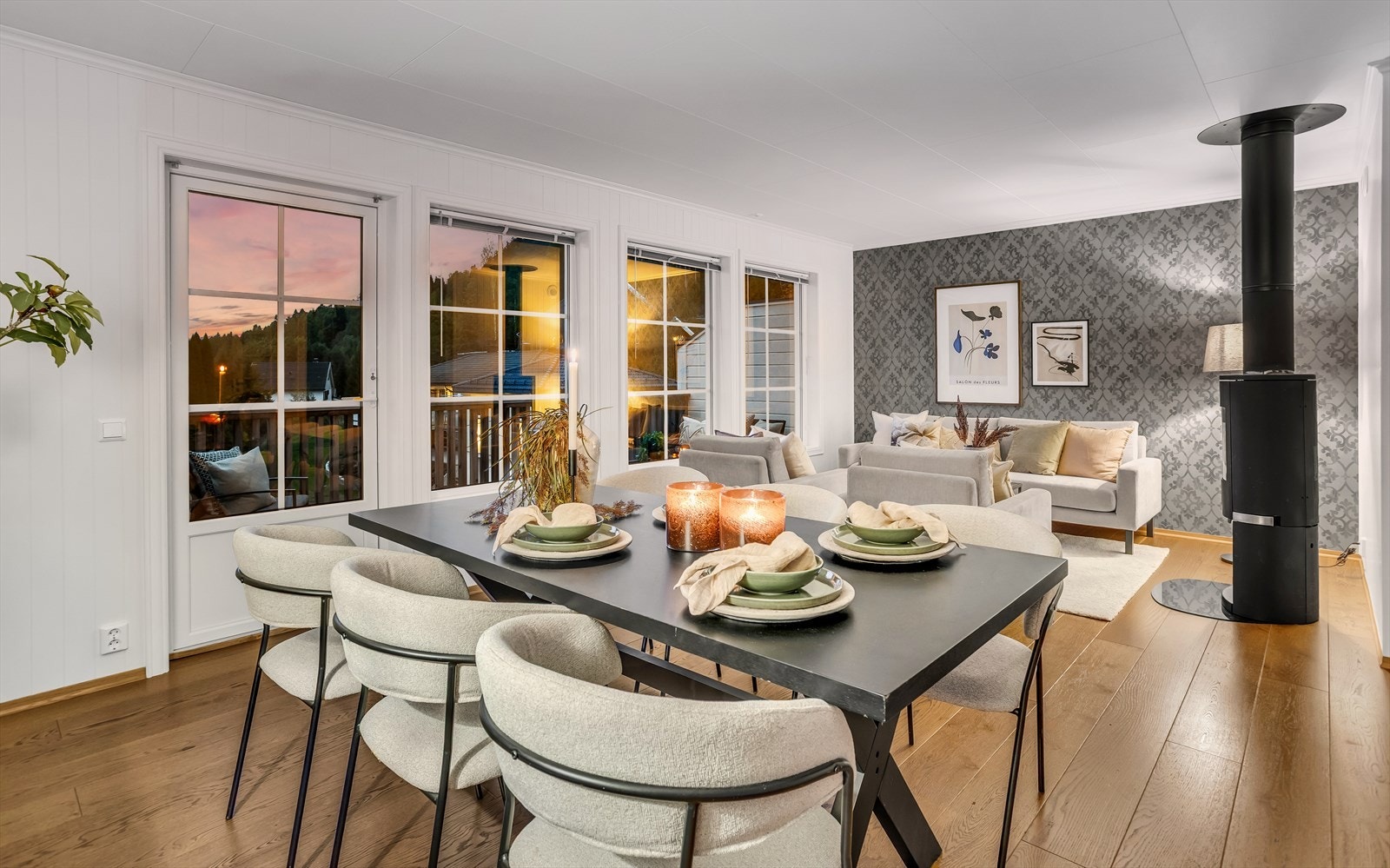 Spisestuen er plassert sentralt i rommet, med nærhet til både kjøkken og sofakrok. Galleribilde