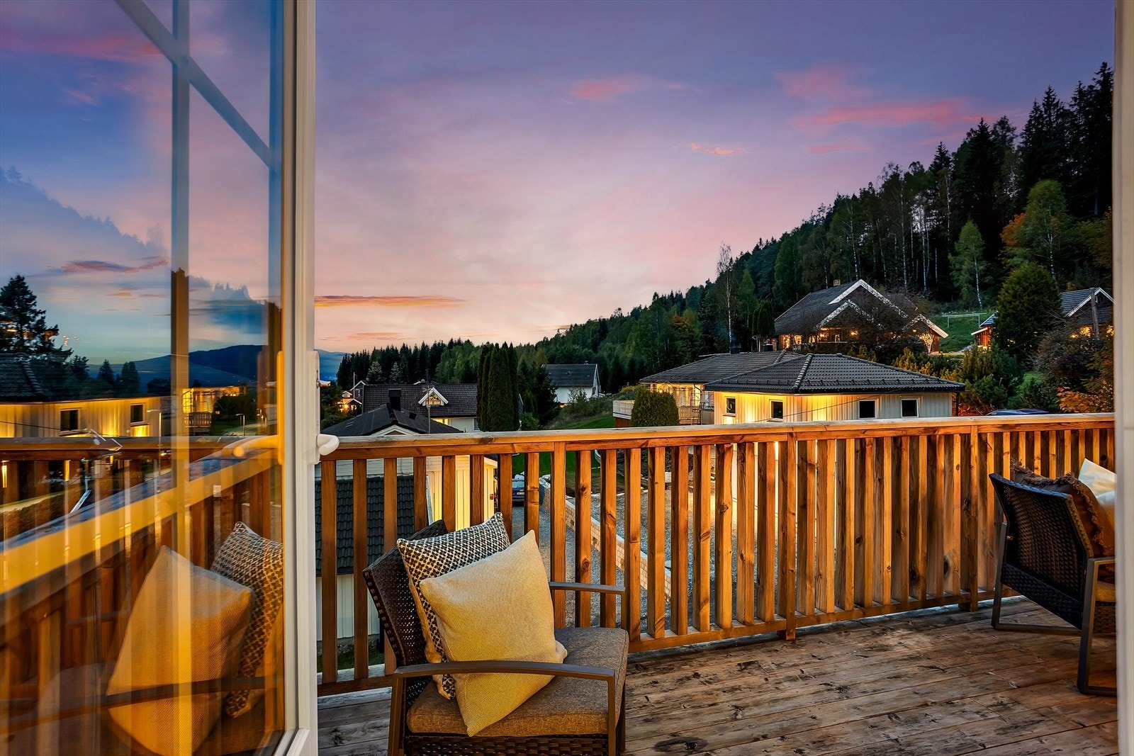 Fra stuen er det utgang til en veranda på ca. 11 m² med impregnerte terrassebord. Galleribilde