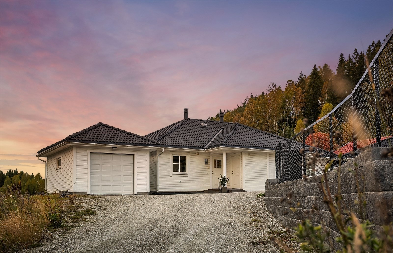 Eiendommen har en eiet tomt på 418 m² med plenarealer og beplantning. Galleribilde