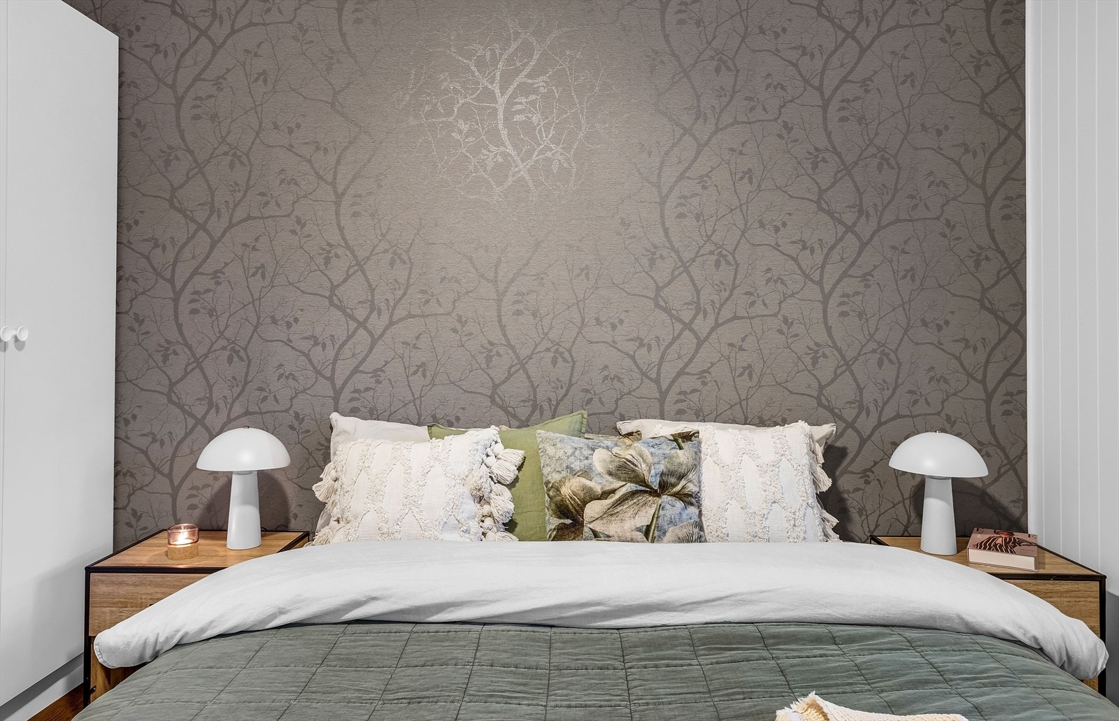 Detaljbilde av fondveggen på hovedsoverommet. Galleribilde