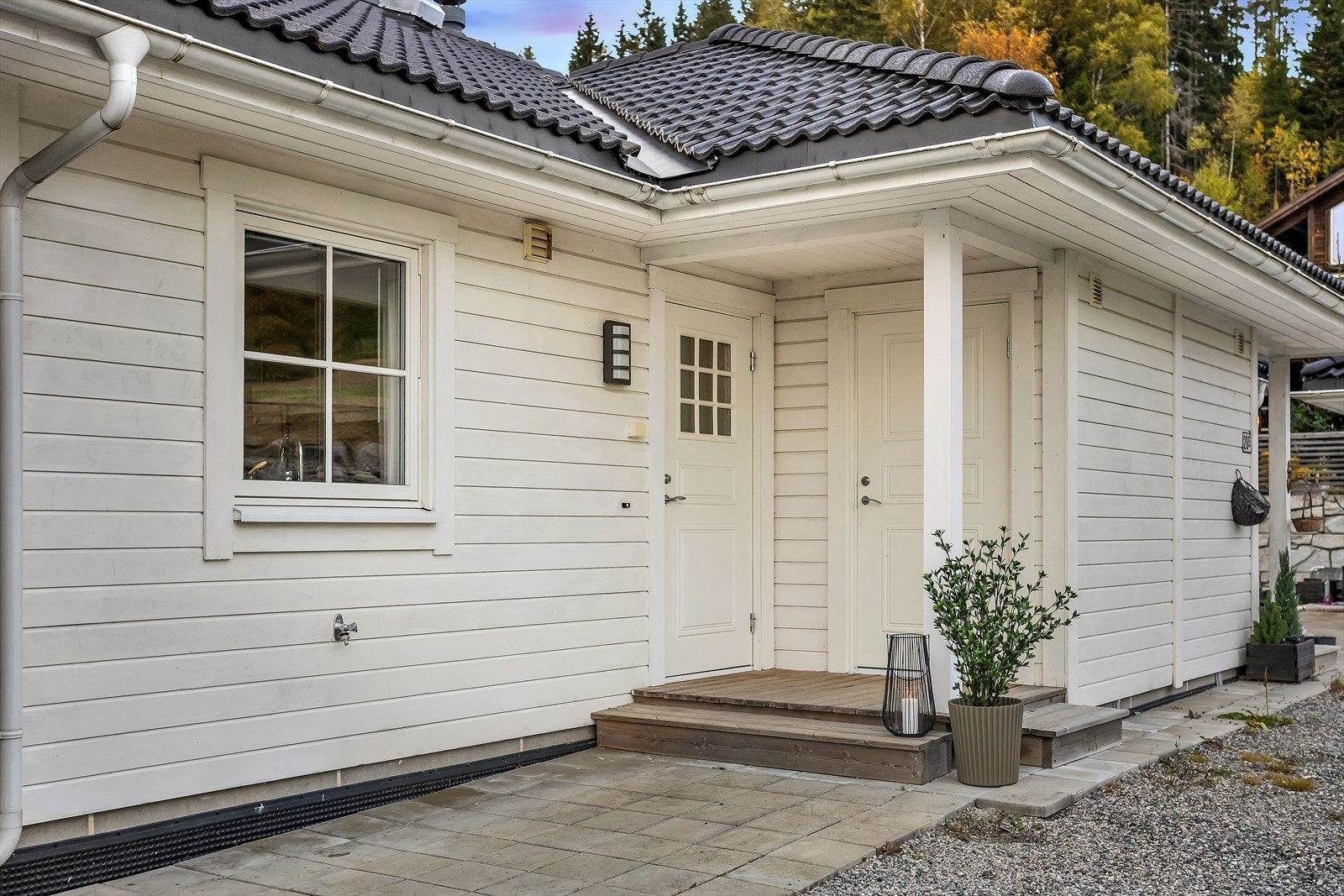 Inngangspartiet er overbygd og innbydende. Galleribilde