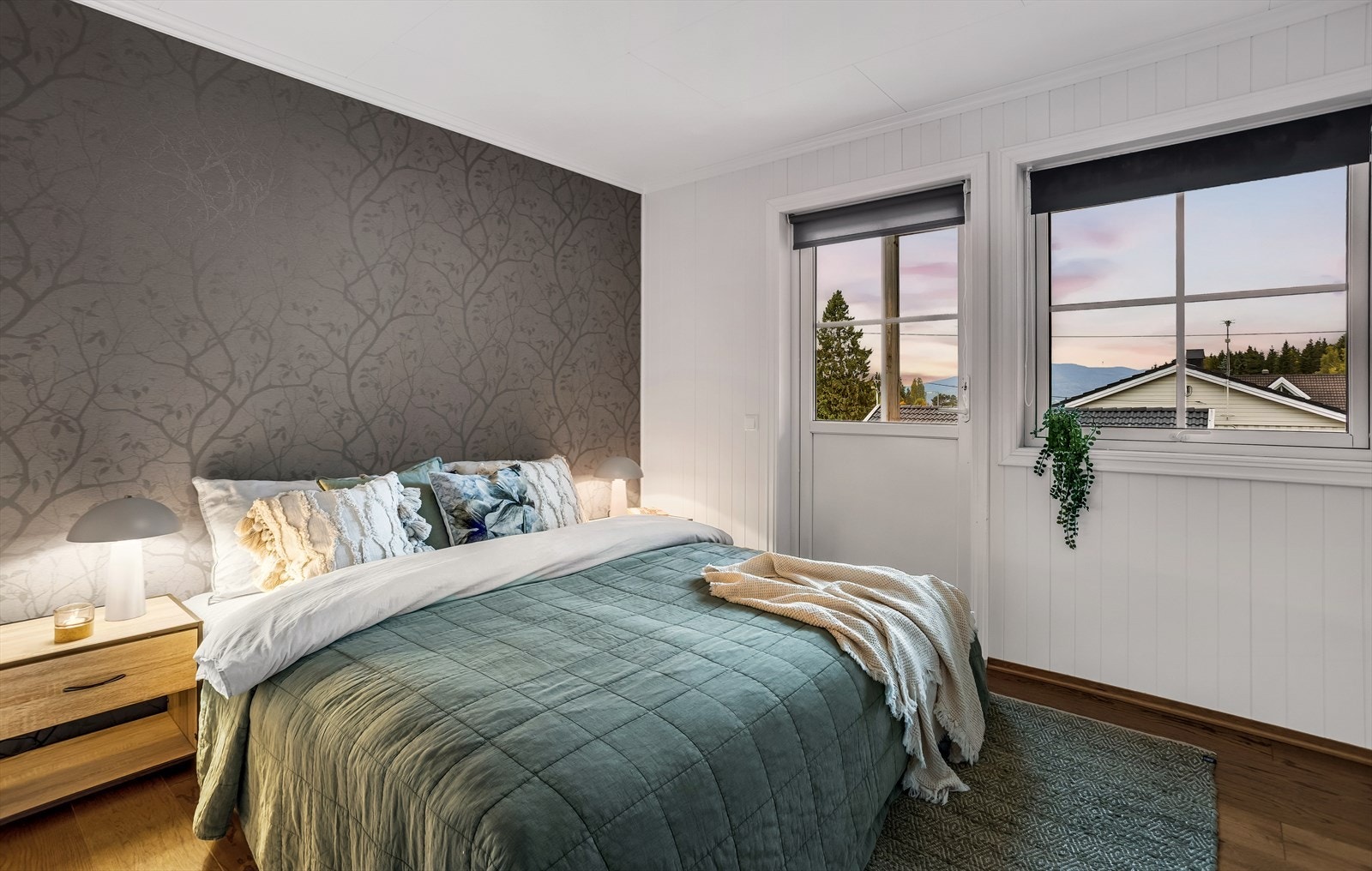 En fondvegg med tapet gir rommet et særpreg. Galleribilde