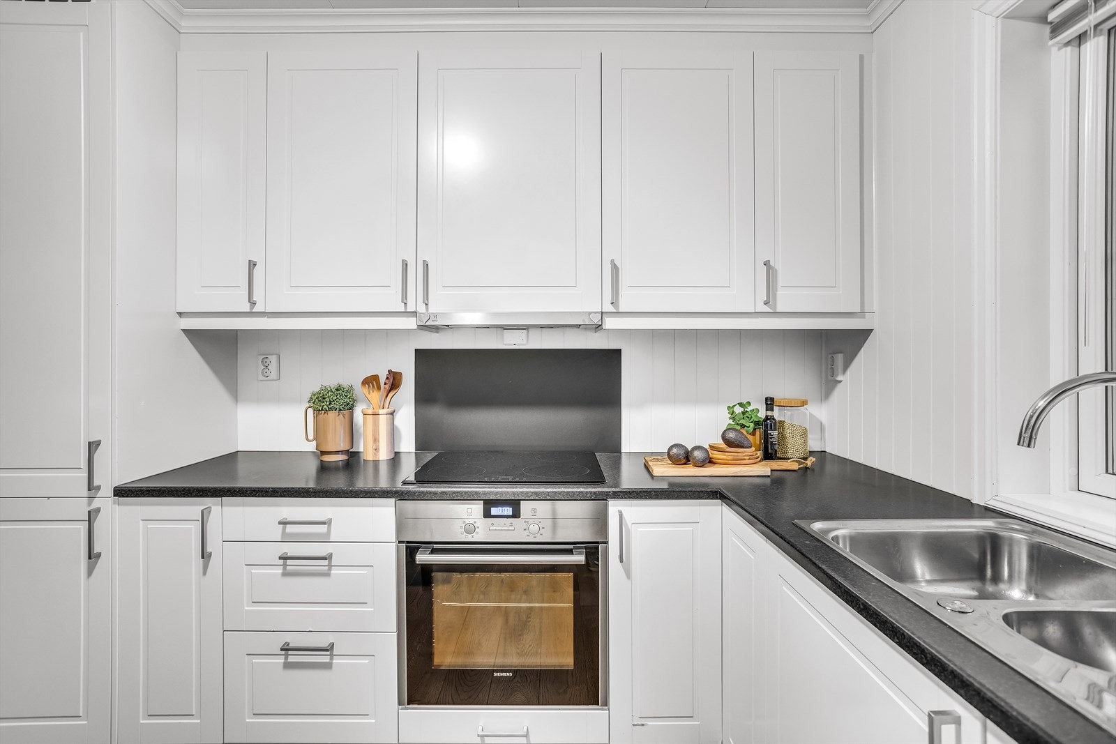 Her er det integrert koketopp, komfyr, oppvaskmaskin og kjøl/frys. Galleribilde