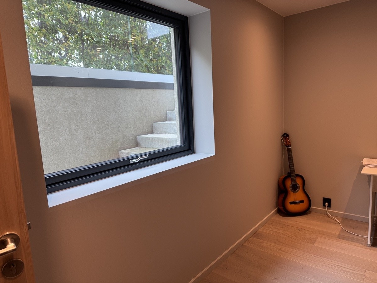 Soverom med stort vindu Galleribilde