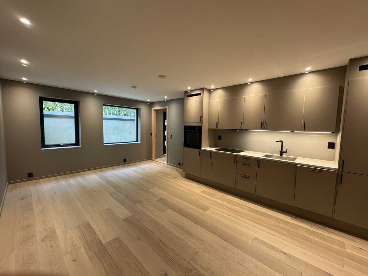 Romslig stue med åpen kjøkkenløsning Galleribilde