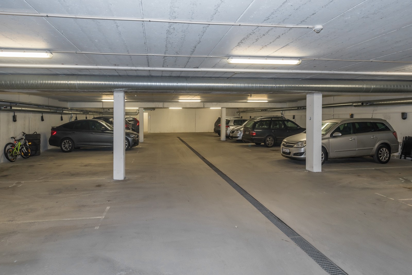 Felles garasje i kjelleren Galleribilde