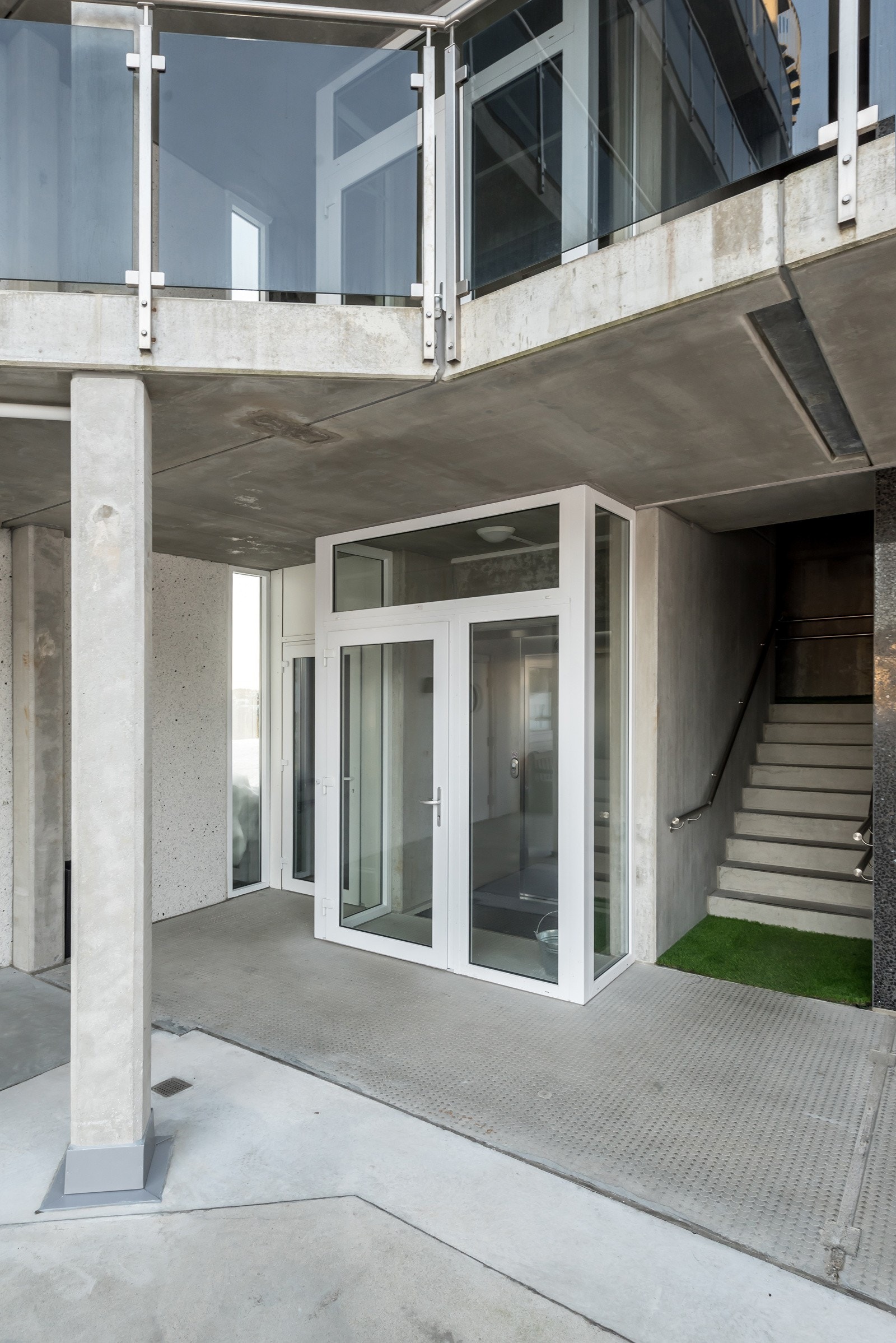 Heis i bygget fra garasjekjeller og opp i 2. etasje. Galleribilde