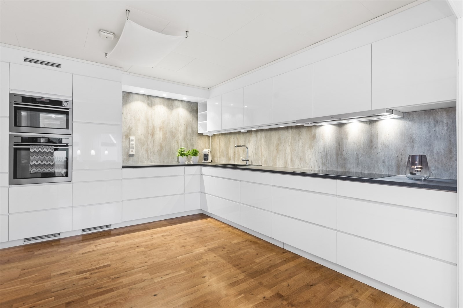 Innholdsrikt kjøkken - Godt med skapplass Galleribilde