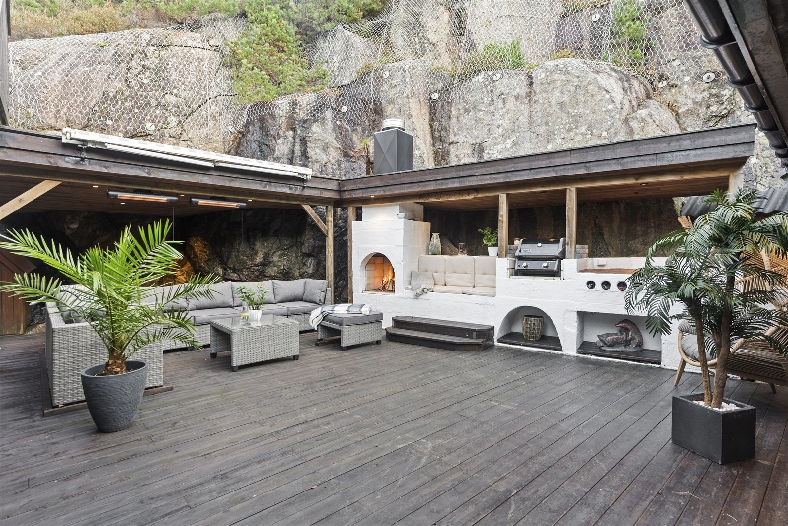 Eiendommen har en flott opparbeidet og usjenert bakgård Galleribilde