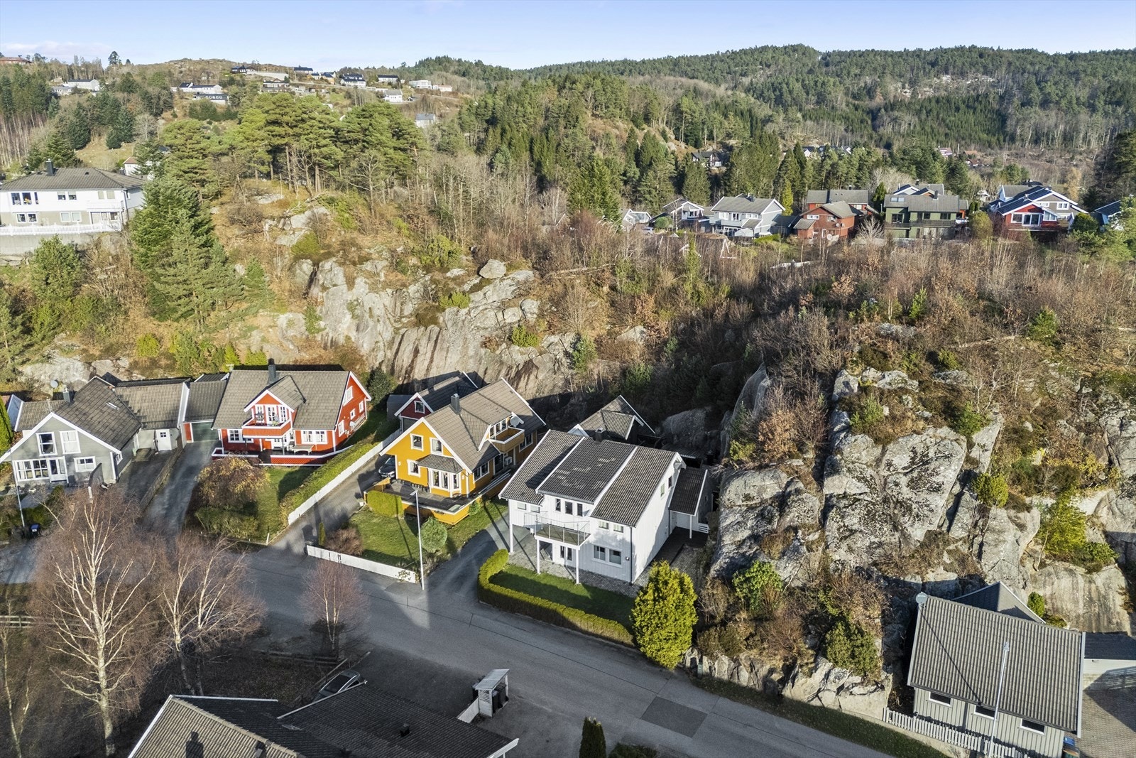 Boligen ligger flott til i familievennlig område Galleribilde