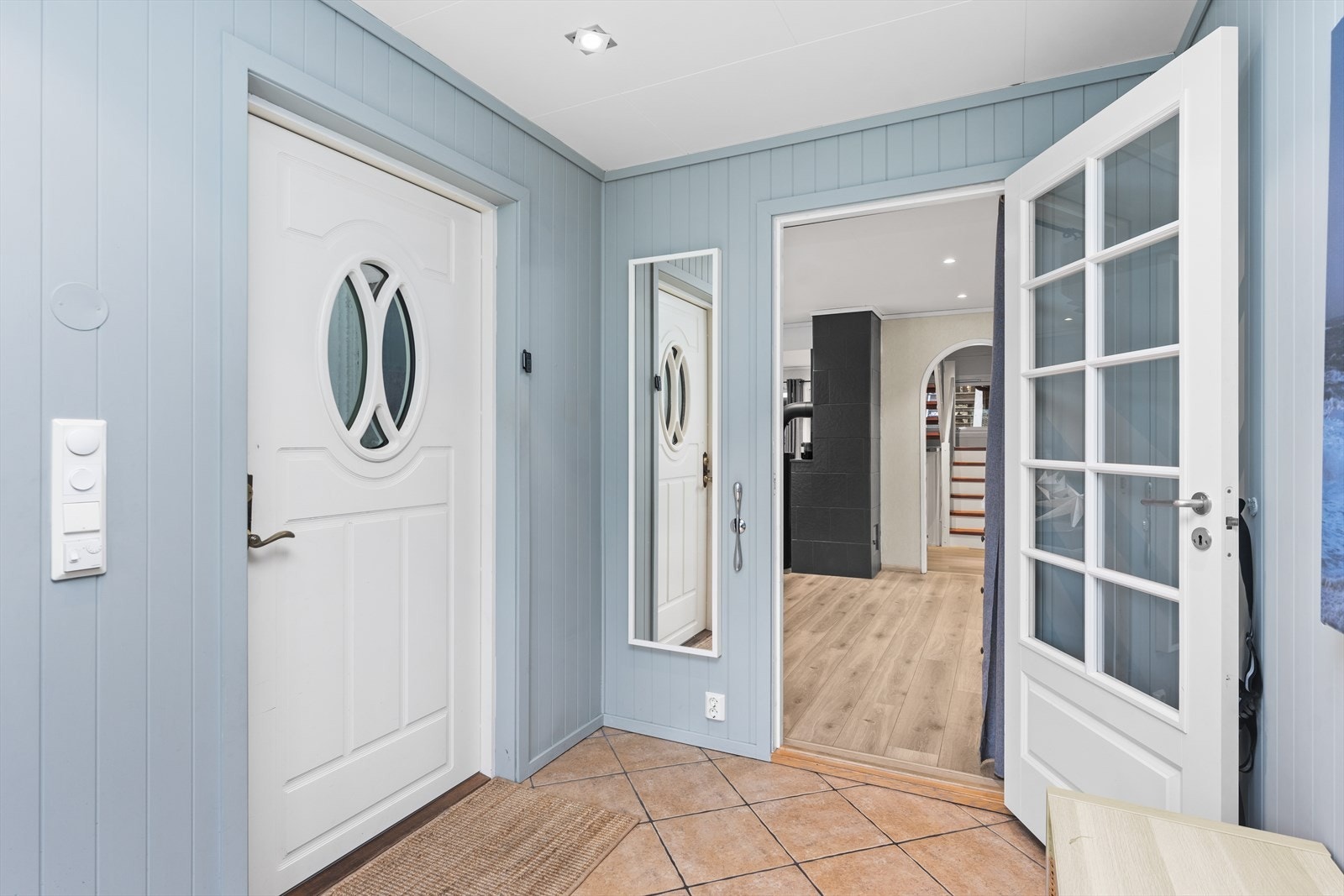 Inngangspartiet tilhører tilbygg som forlenger gang/hall samt kjøkken. Galleribilde