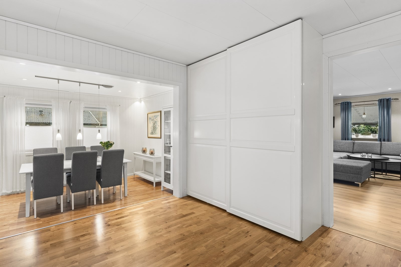 Kjøkkenet har også høyskap og god plass til langbord Galleribilde