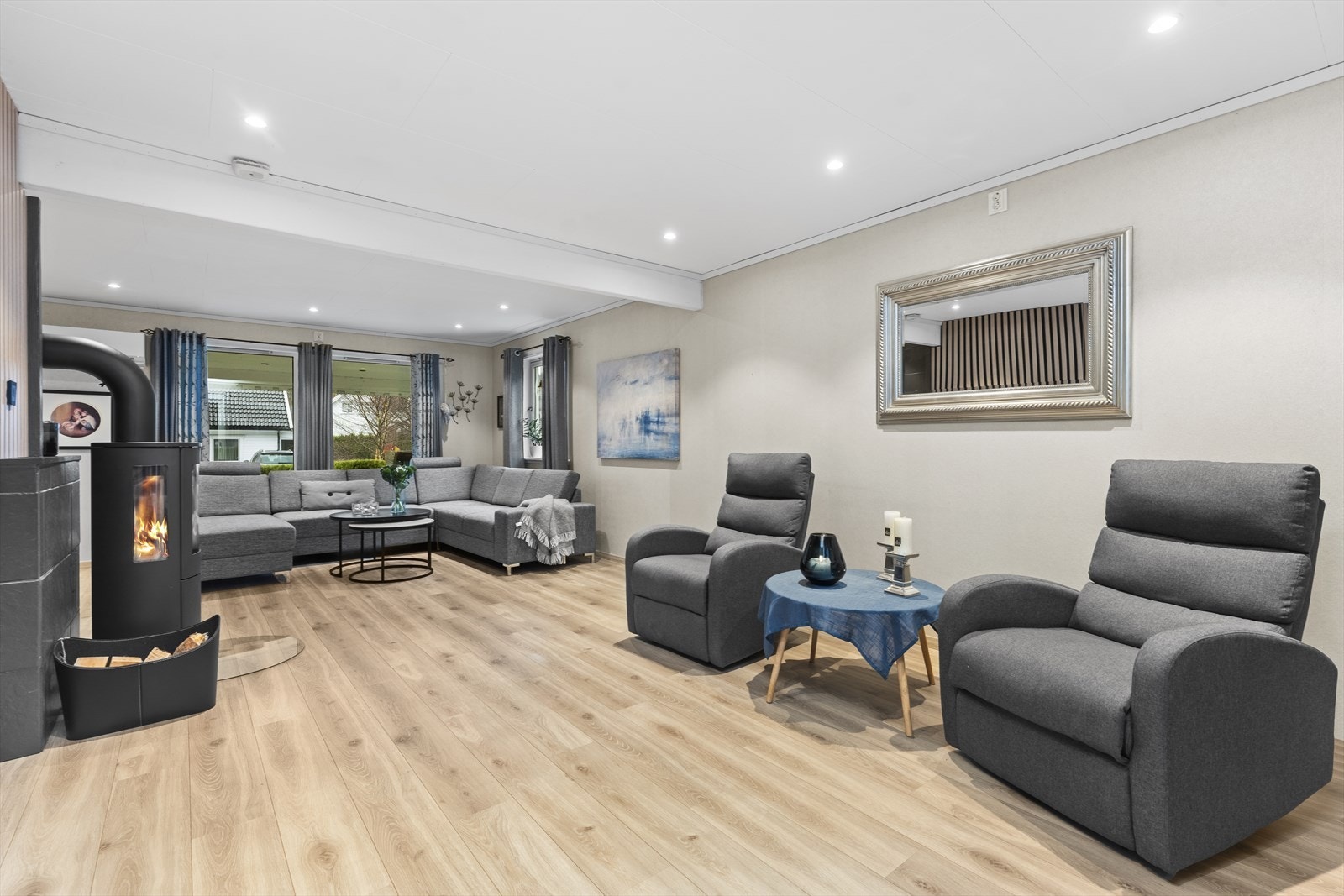 Stuen har rikelig med møbleringsmuligheter Galleribilde