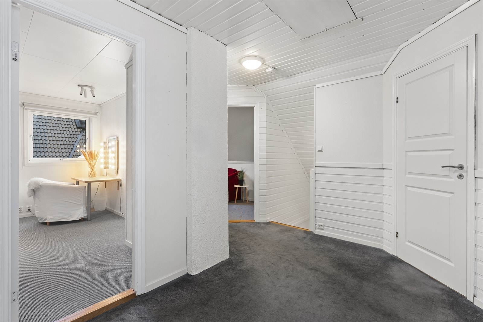 Her finner vi 4 soverom, WC og bodrom Galleribilde