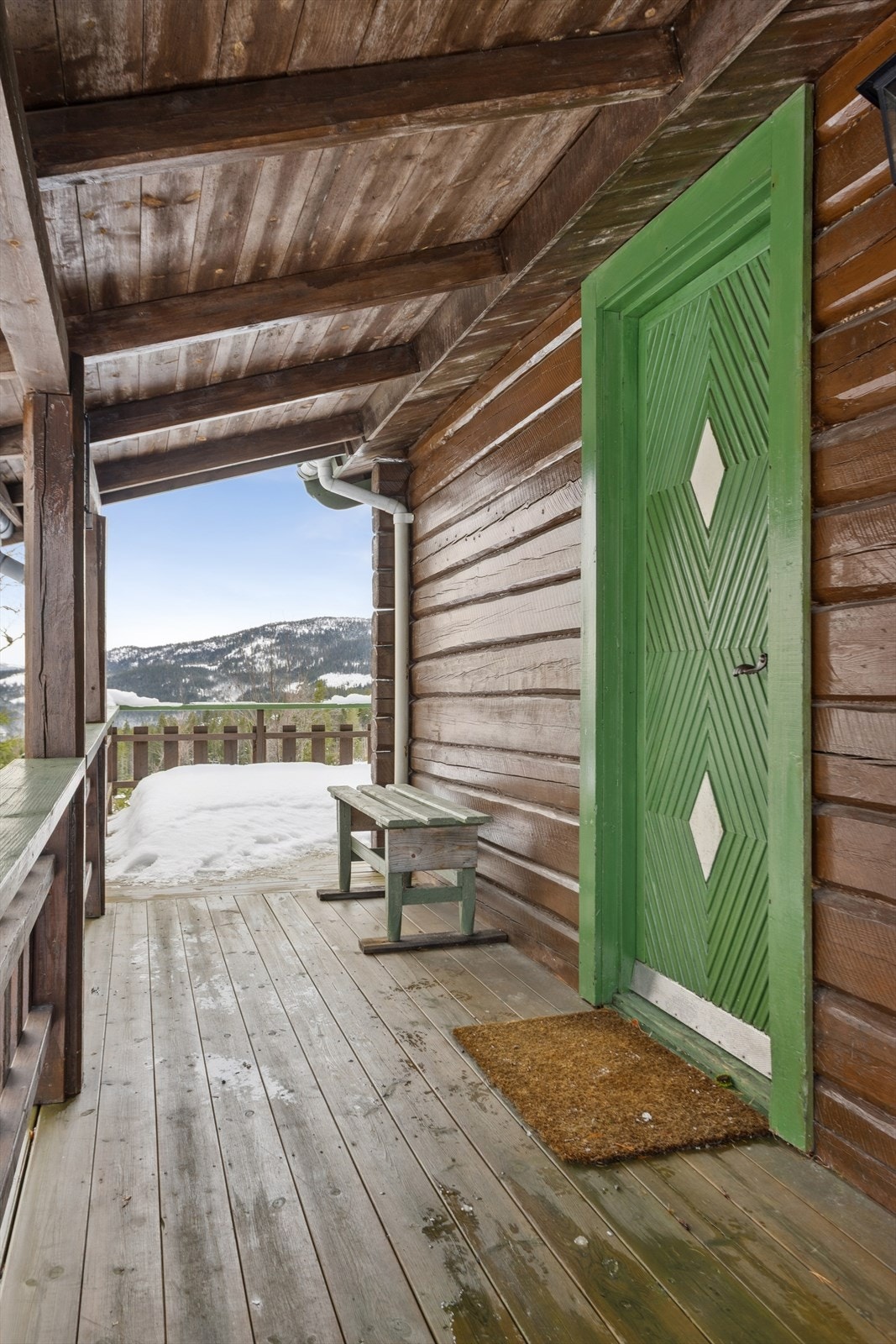 Terrasse mot sør og vest, delvis overbygd. Galleribilde