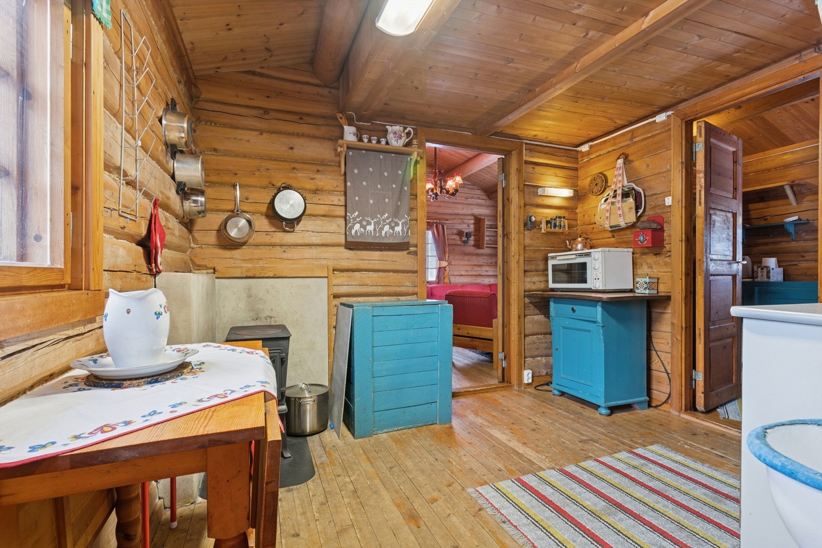 Krypkjelleren har tilgang fra luke i gulv på kjøkken og utvendig luke i muren. Galleribilde