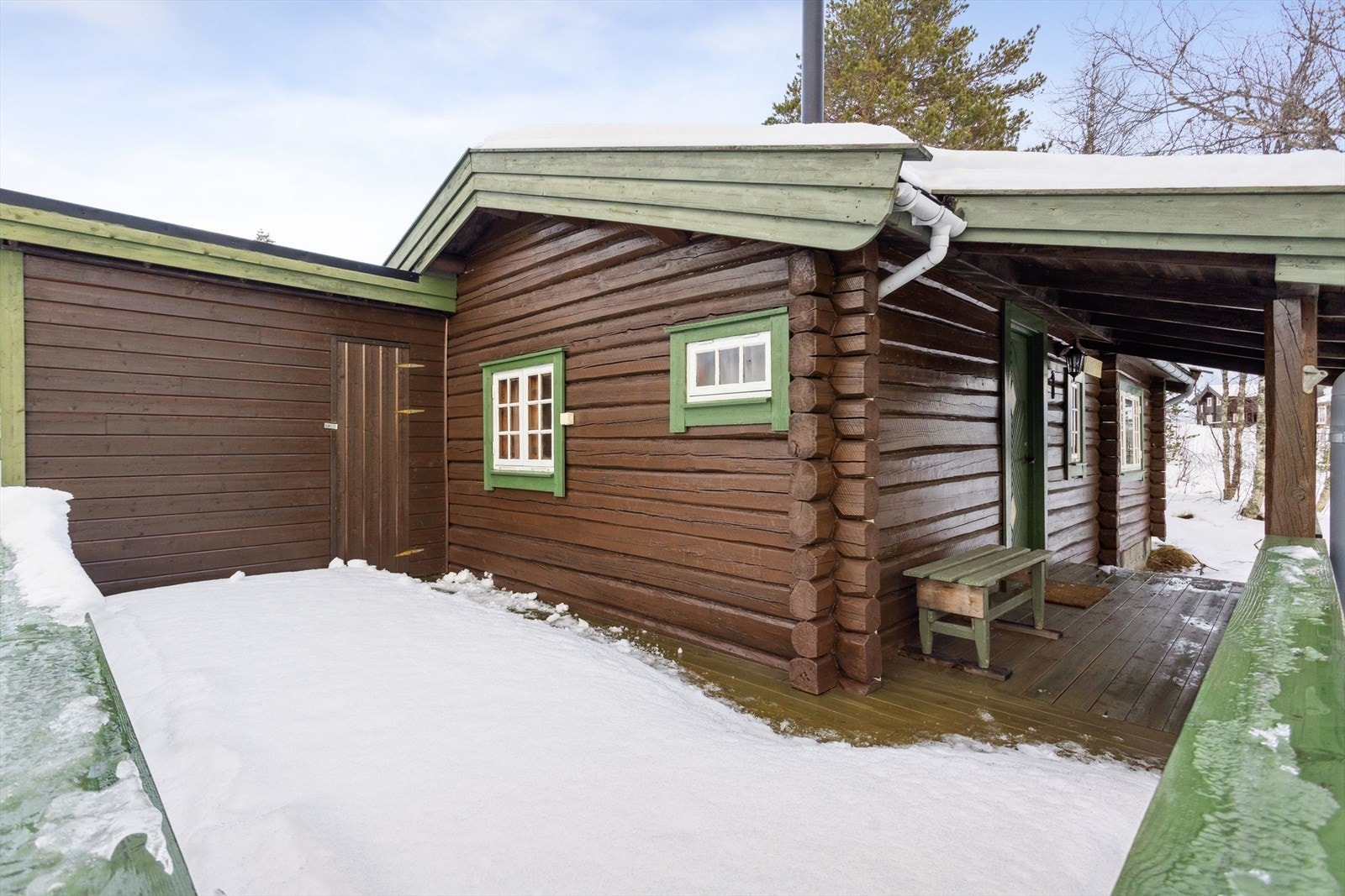 Utvendig bod oppført på terrasseplatting. Galleribilde