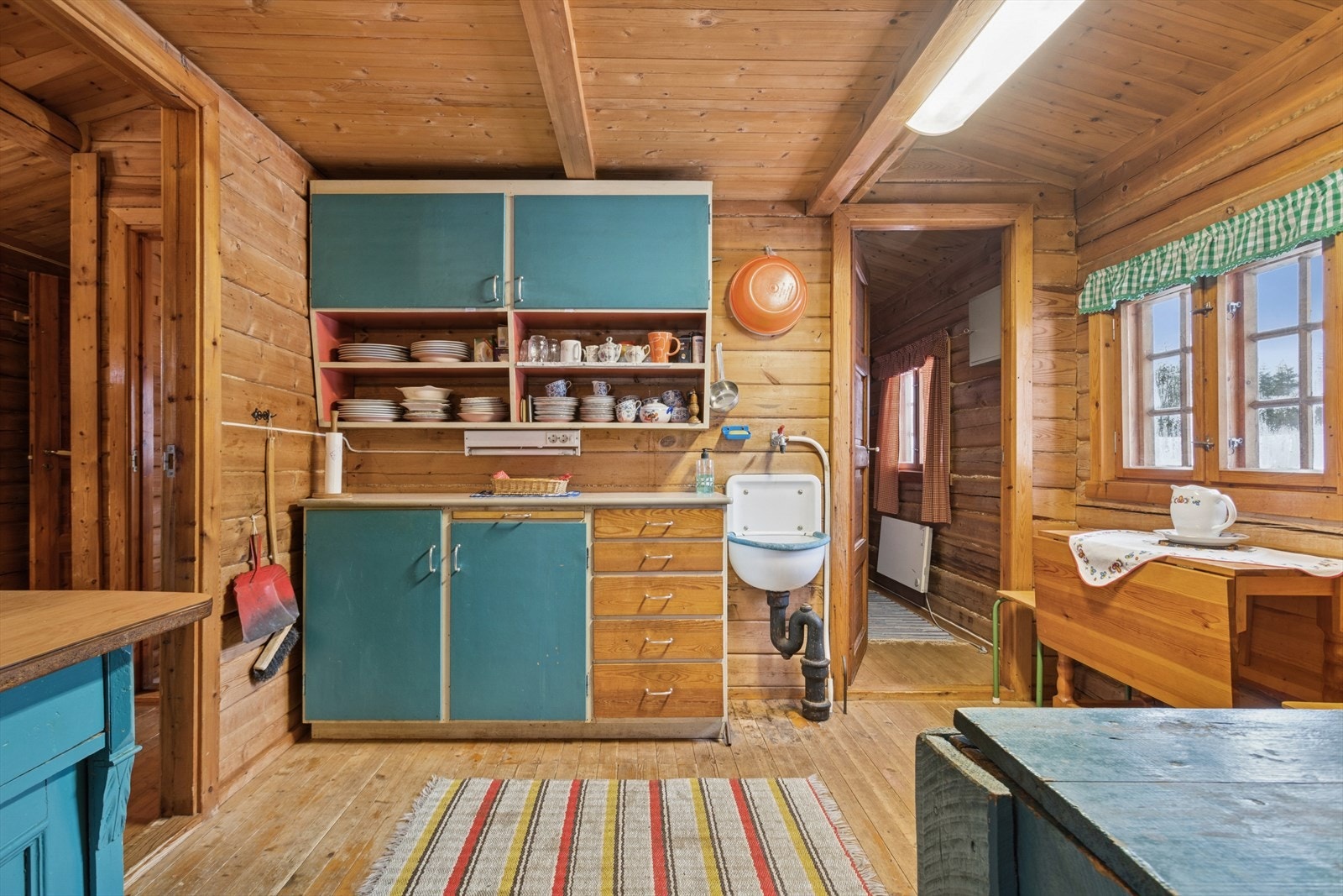 Hytta har et adskilt kjøkken med utslagsvask og enkel vanninstallasjon med kaldt vann. Det er ikke installert kjøkkenventilator. Galleribilde