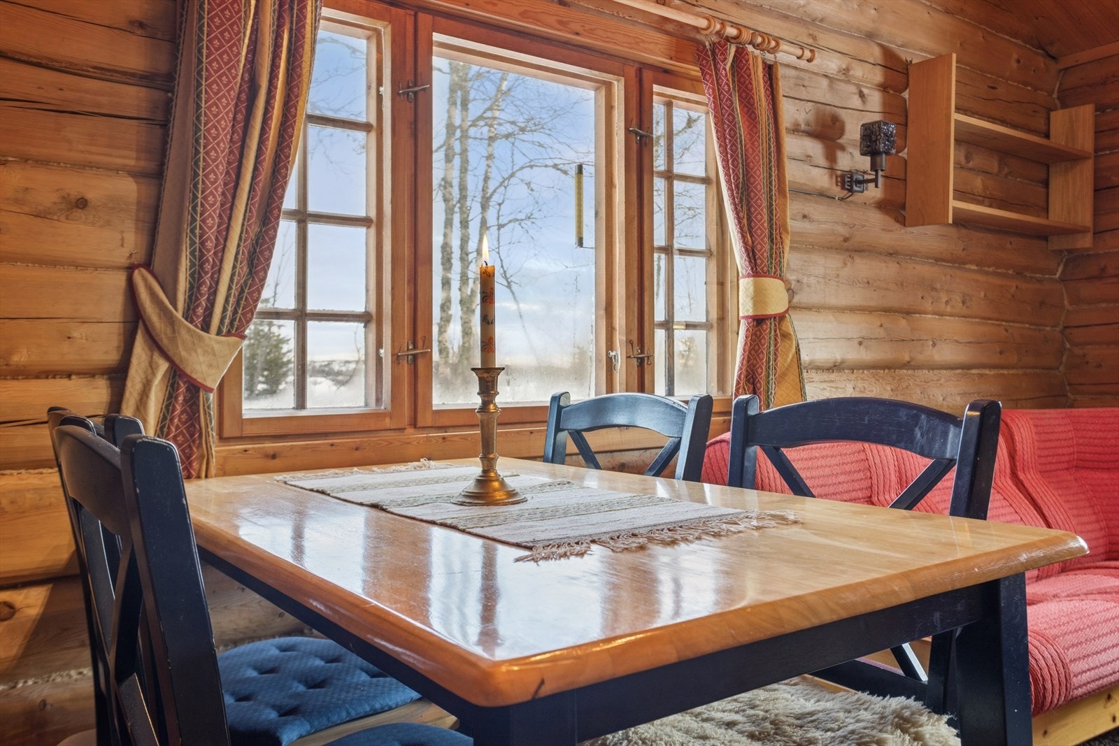 Hytta er oppført i 1965 og har et totalt bruksareal på 46 m² Galleribilde