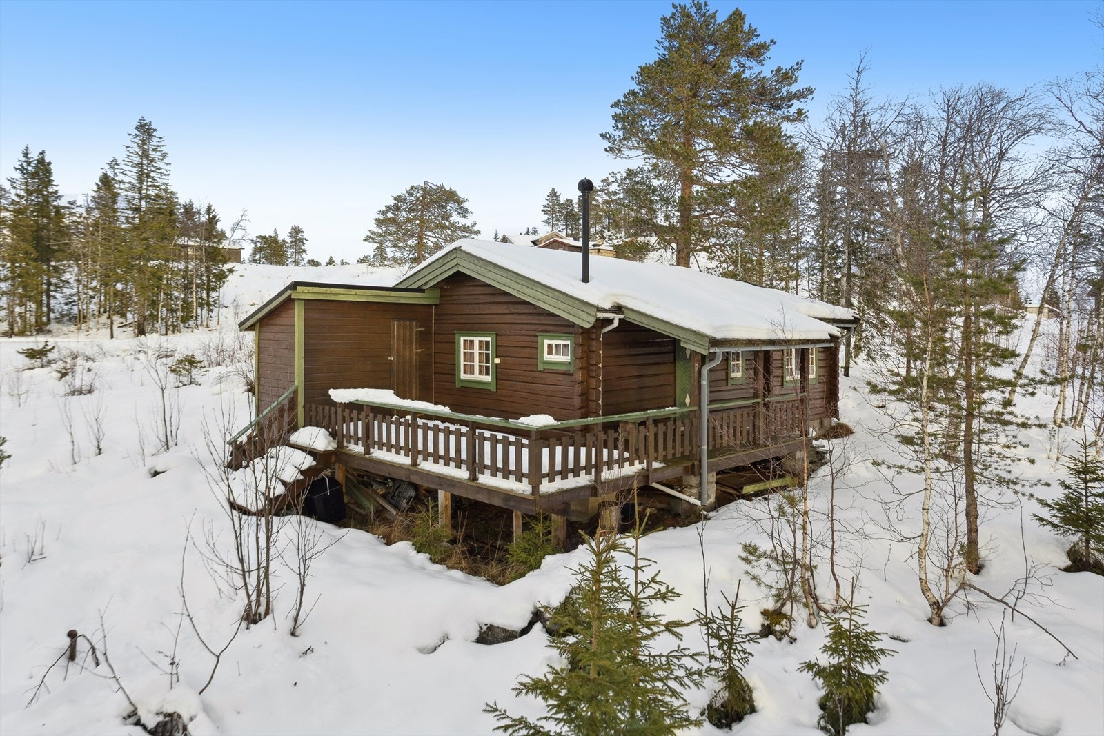 Velkommen til Brennkollveien 76! En laftet fritidseiendom over en etasje, oppført i 1965 Galleribilde