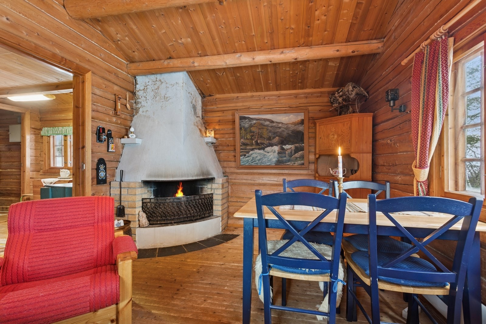 I stua er det murt peis med åpen grue. Det er ikke foretatt tilsyn med skorsteiner/ildsteder Galleribilde