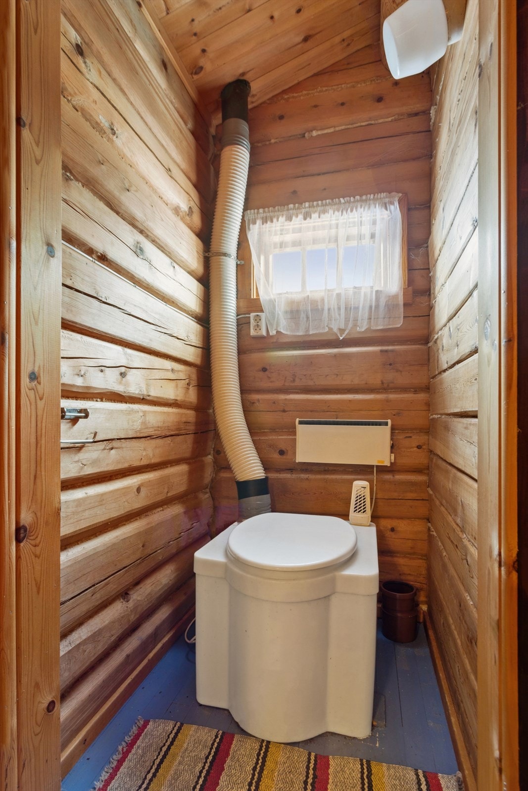 Toalettrom med bio-do, lufting av kammer over tak. Galleribilde