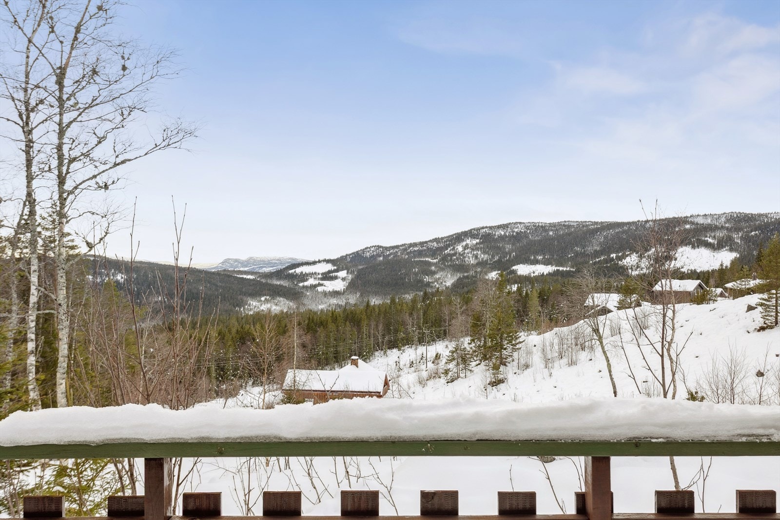 Vid utsikt over fjellandskap gir hytta en naturskjønn beliggenhet med gode solforhold. Galleribilde