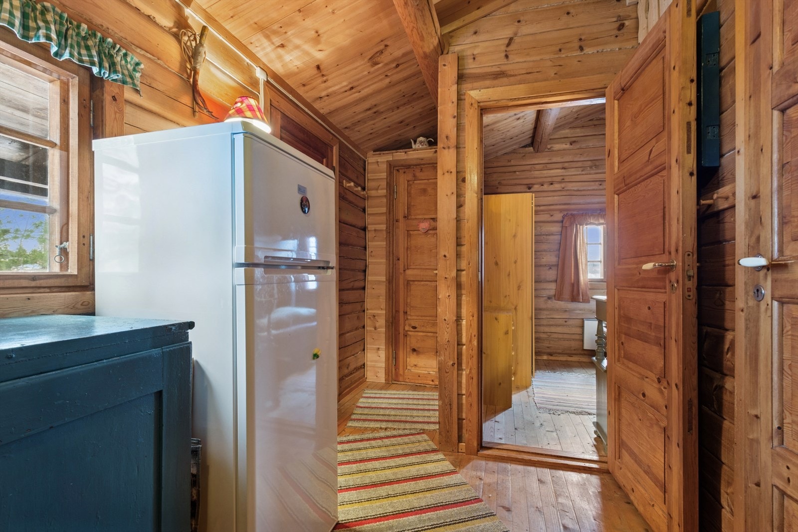 Entré med adkomst til soverom og toalettrom. I rommet er det også etablert hems som gir praktisk lagringsplass. Galleribilde