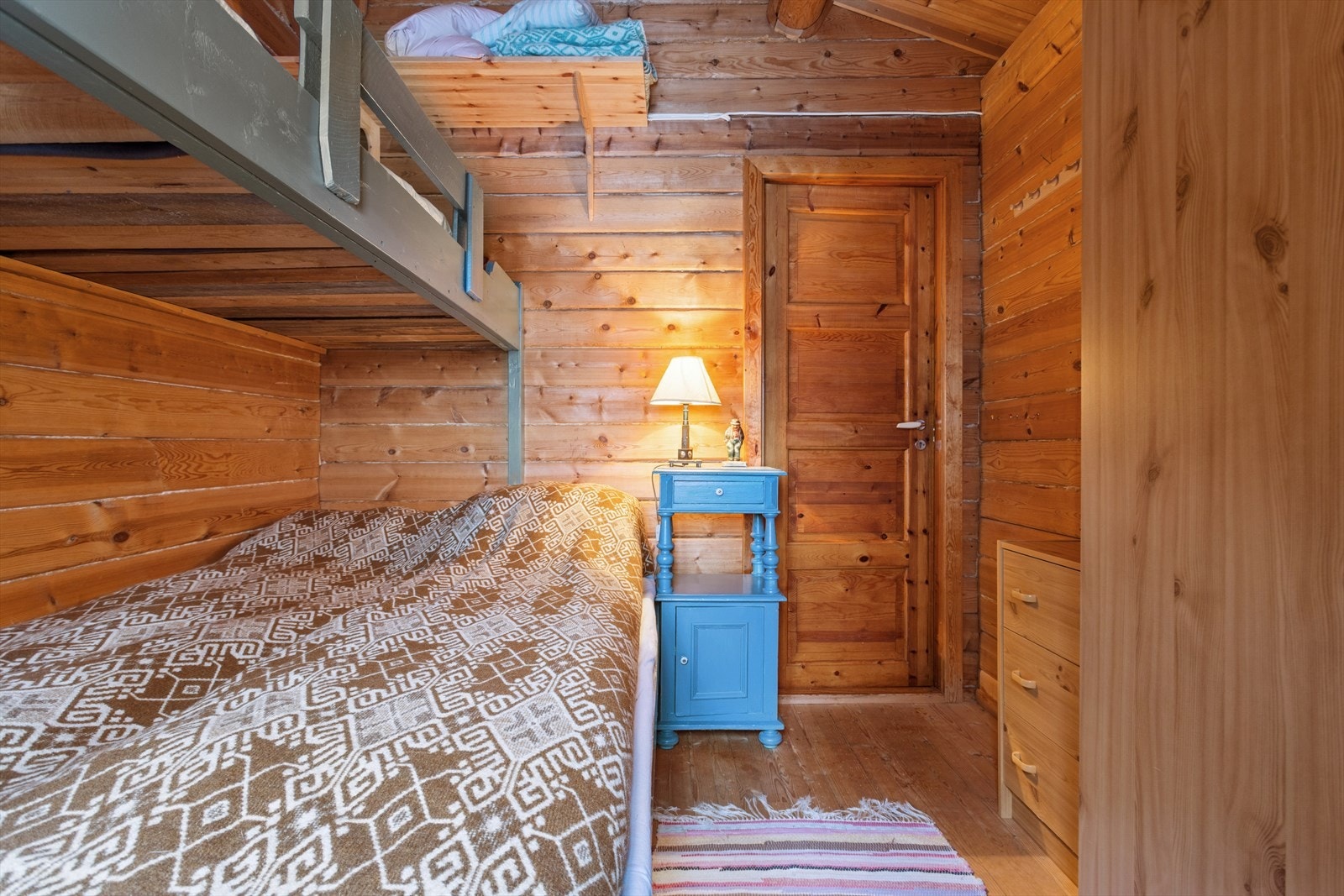 Et av soverommene har et medfølgende garderobeskap. Galleribilde