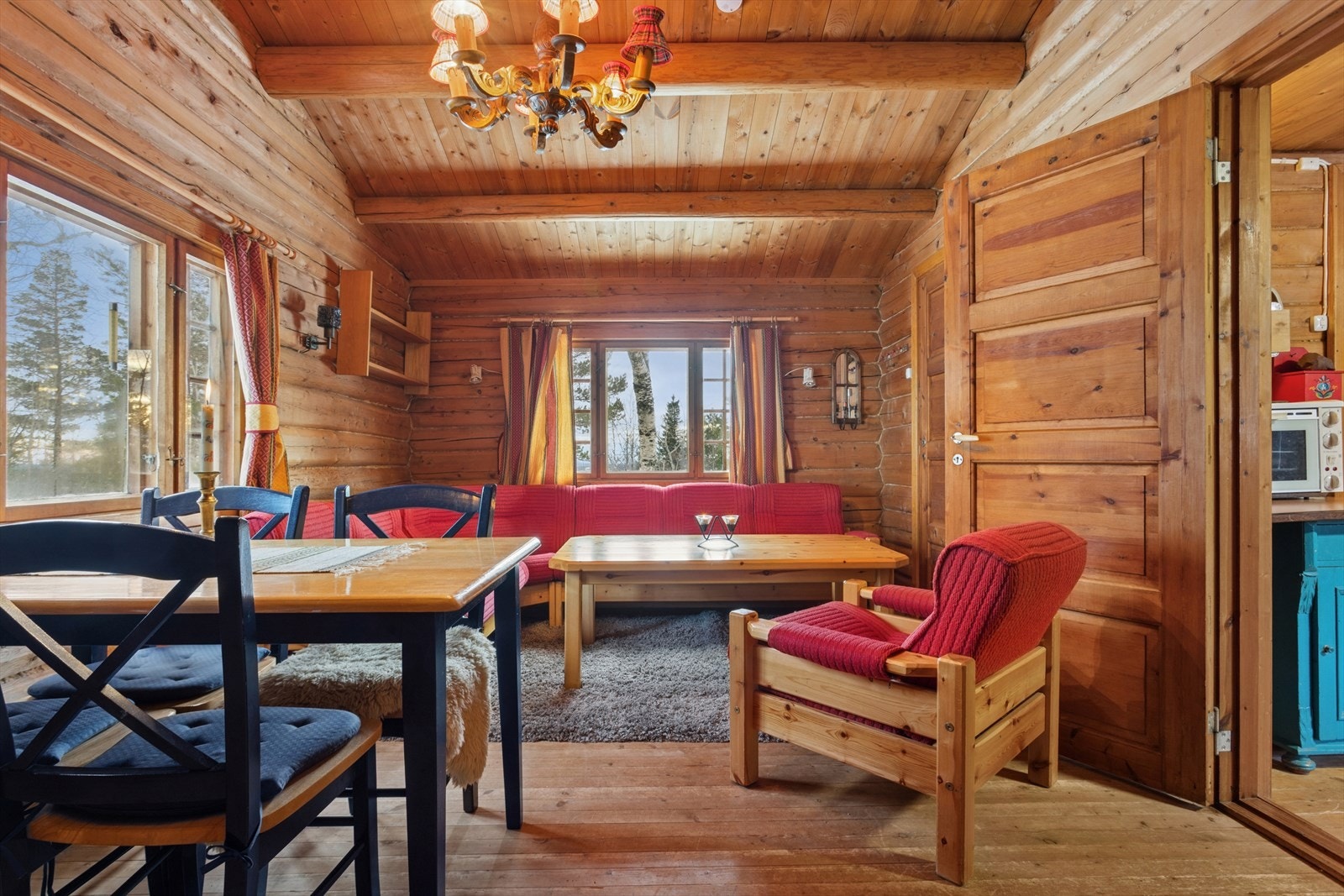 Laftede tømmervegger og trepanel i himling gir en tradisjonell hyttestemning. Galleribilde