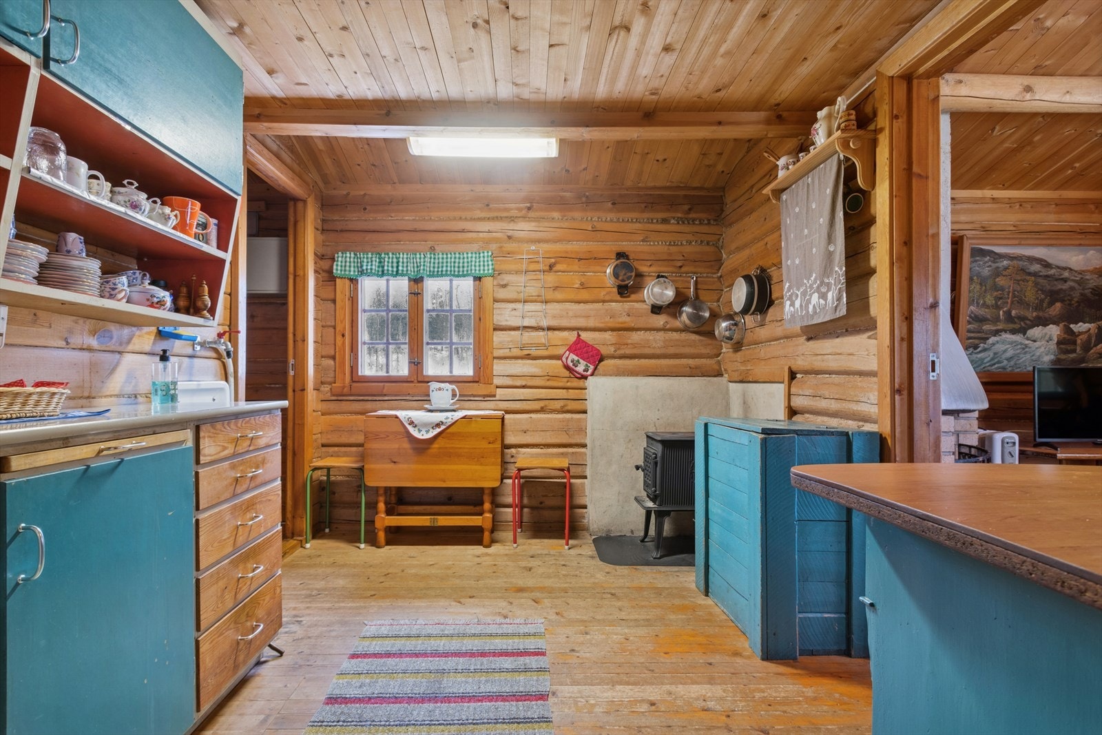 Sammenleggbart spisebord som frigjør gulvplass når det ikke er i bruk. Galleribilde