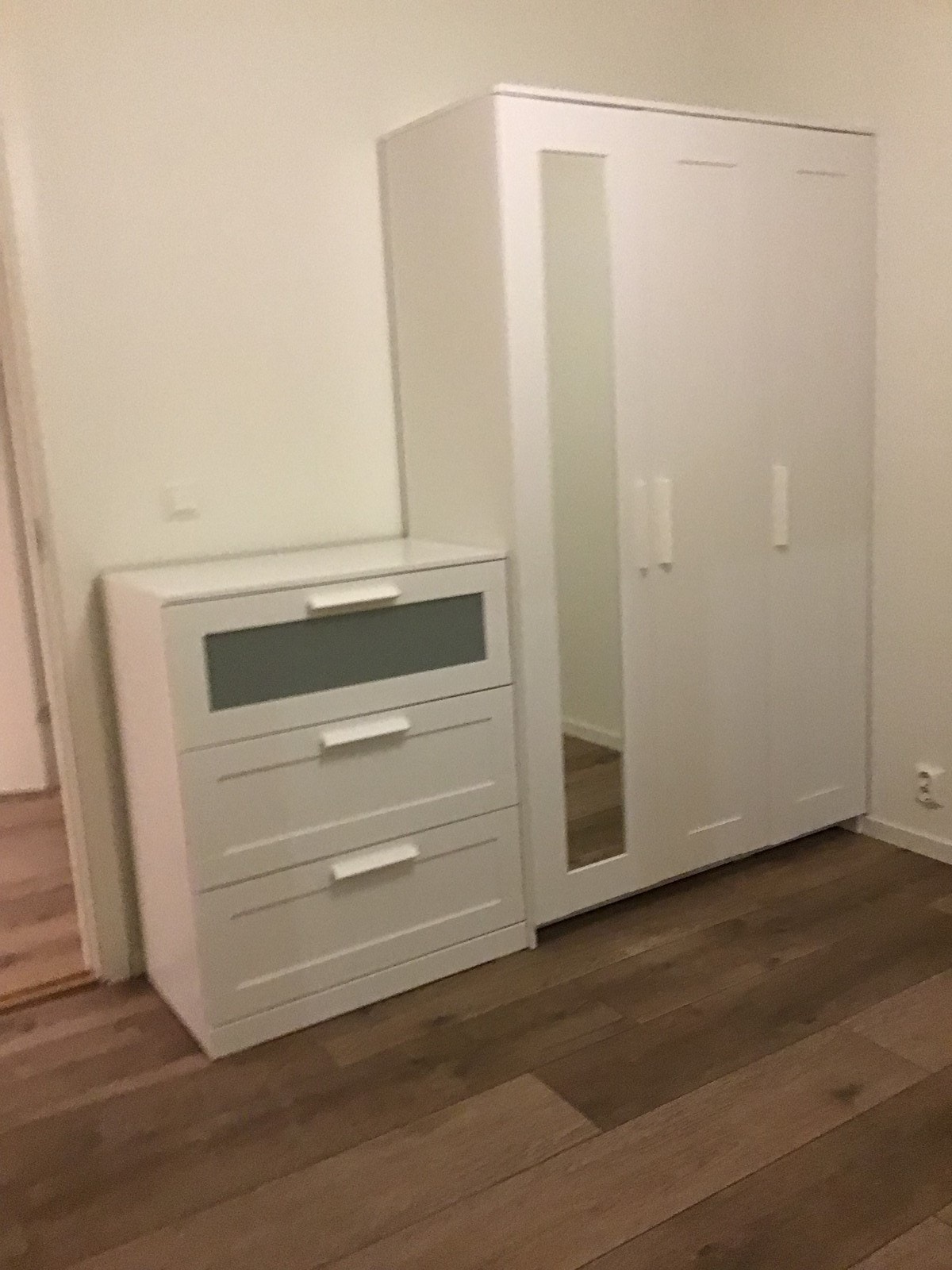 Garderobeskap og hyller Galleribilde