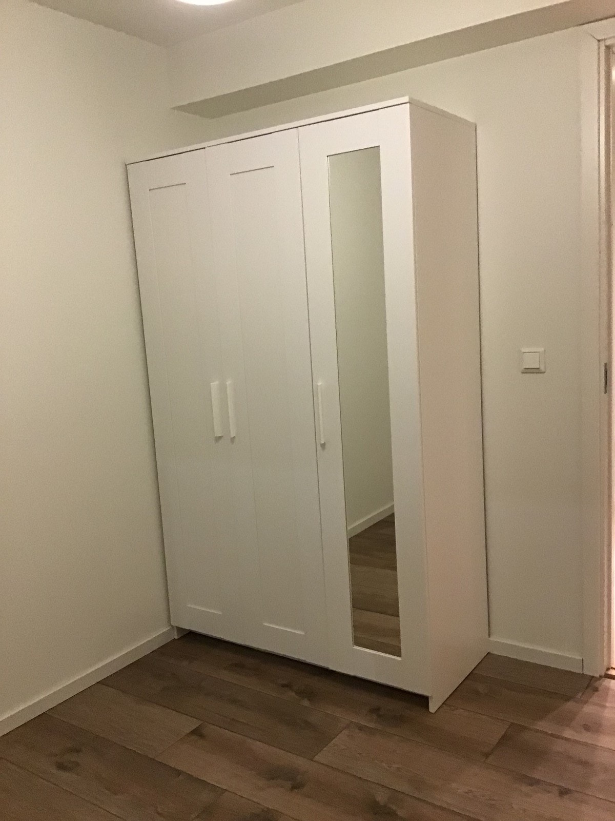 Garderobeskap Galleribilde