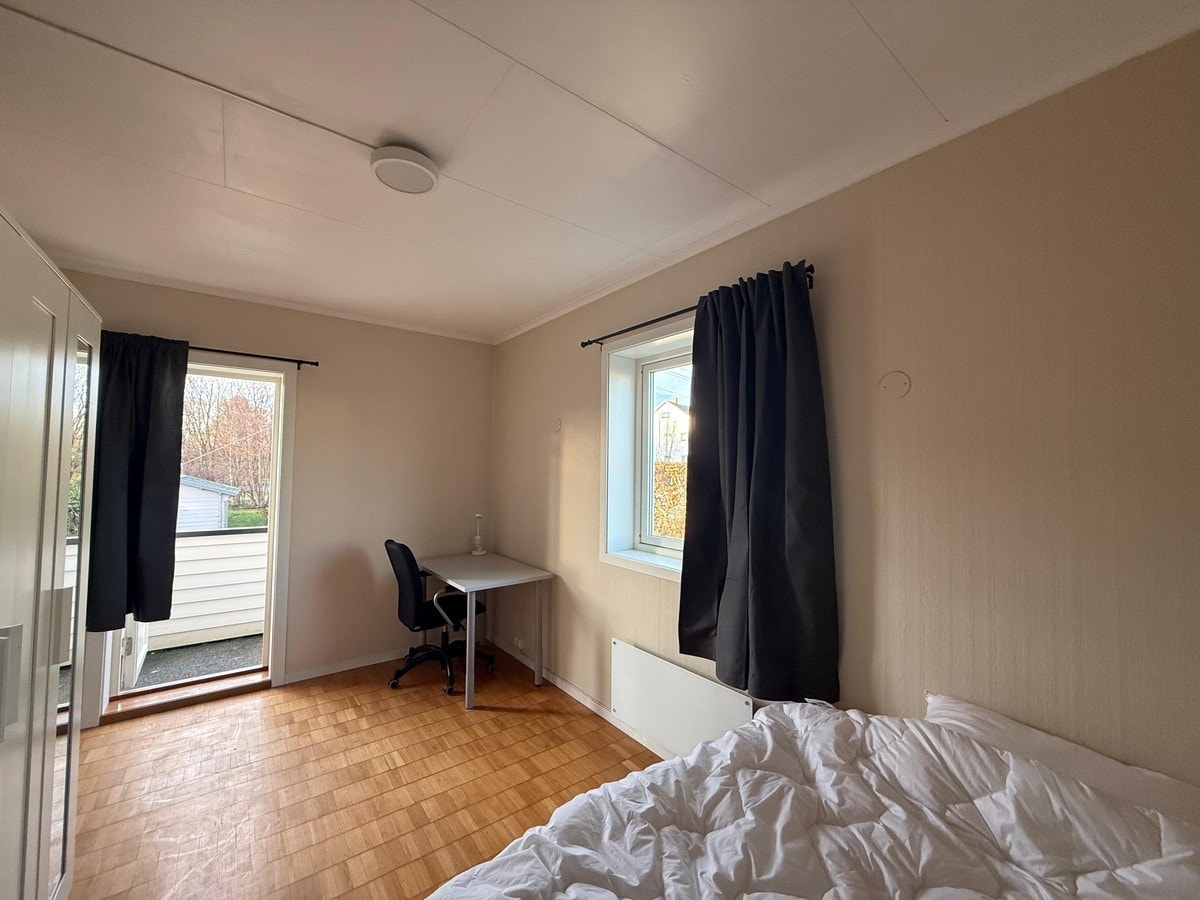 Veggen til stuen er godt lydisolert. Her har du også egen utgang til veranda og hage. Galleribilde