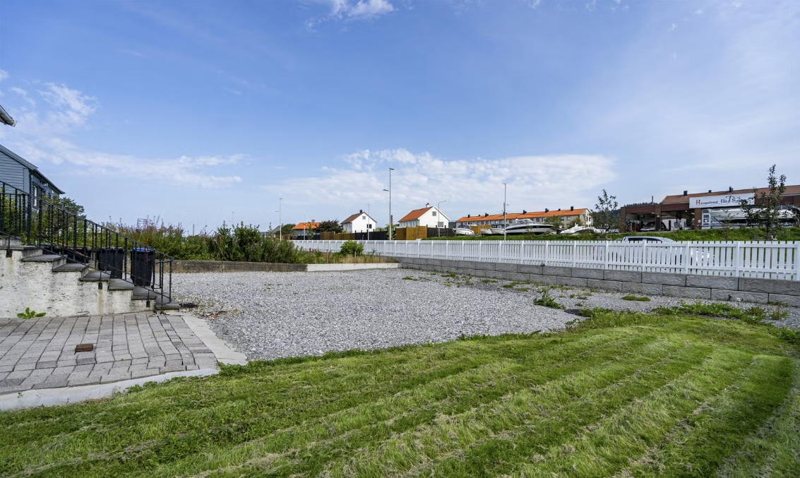 Stor tomt med god plass for parkering Galleribilde