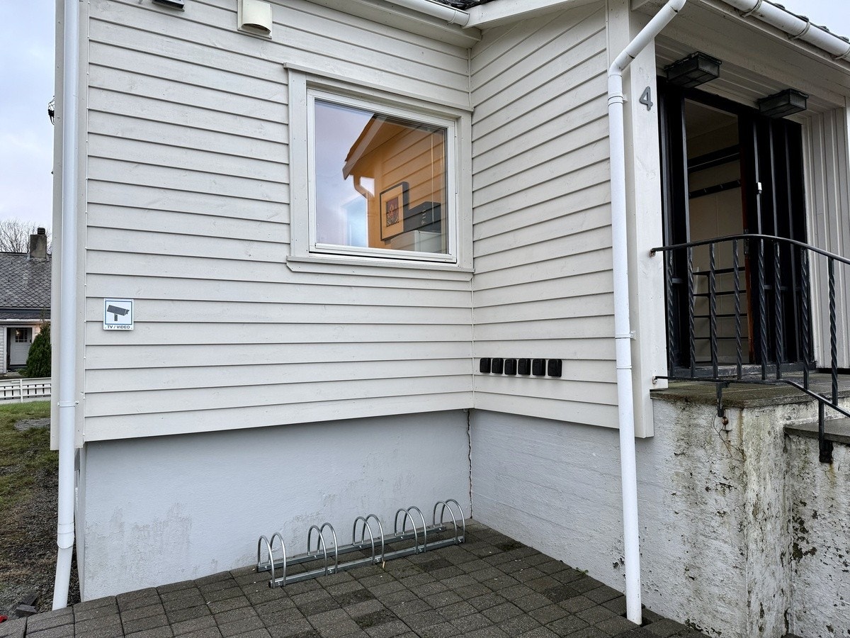 Sykkelstativ og nøkkelbokser med unik kode til hvert rom. Galleribilde