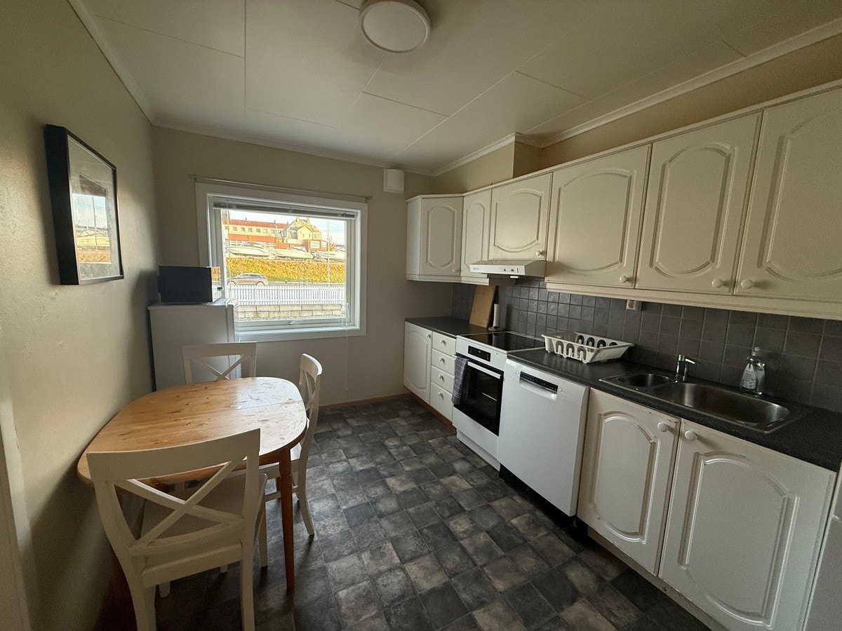 Fullt innredet kjøkken med god skapplass og to kjøleskap med fryser. Galleribilde