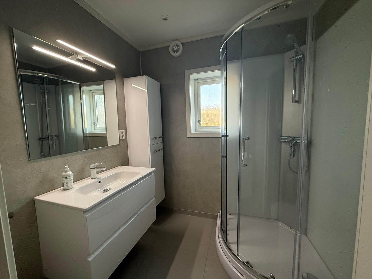 Helt nytt bad med varme i gulvet og dusjkabinett. Her er det også masse skap plass. Galleribilde