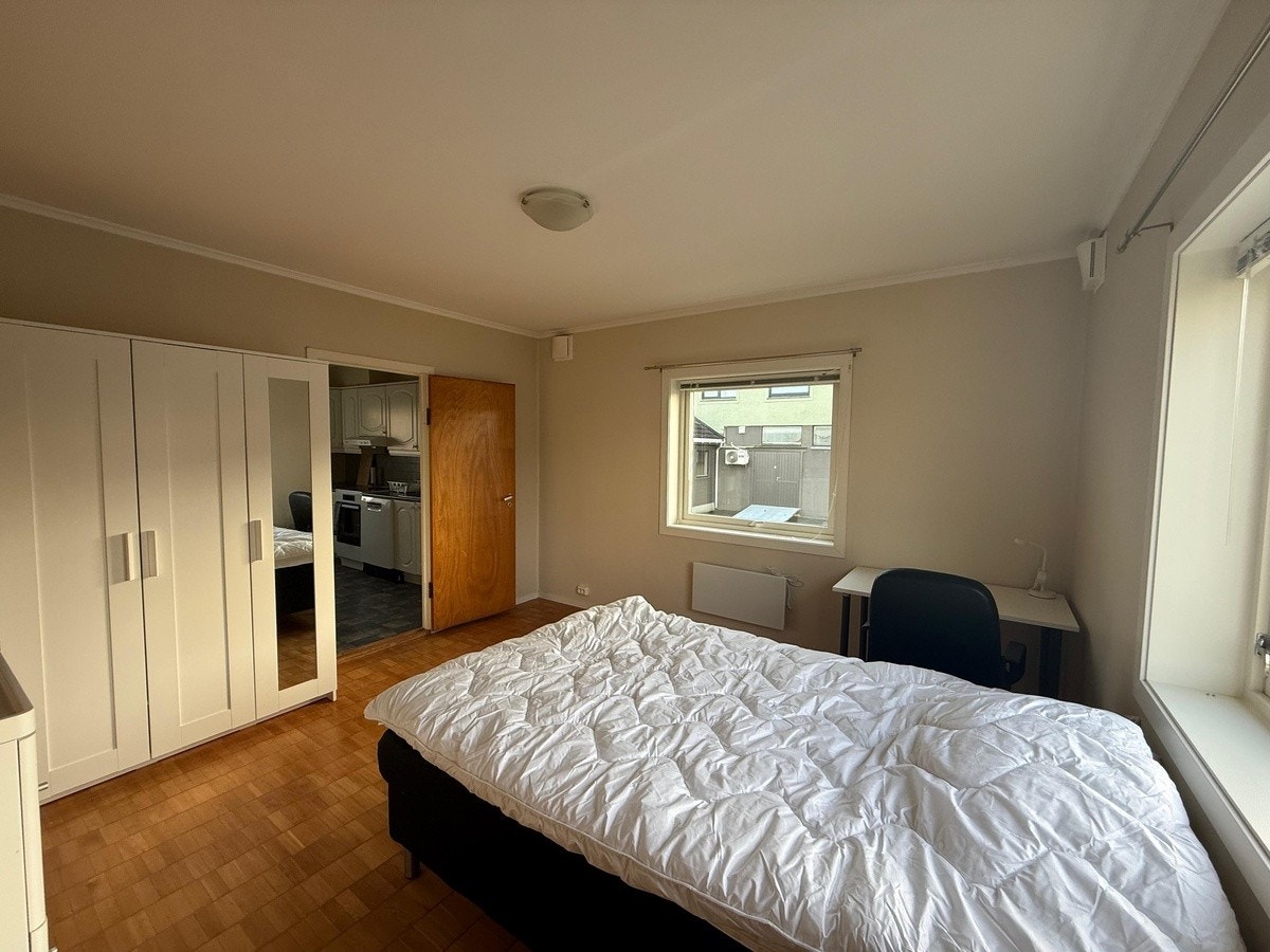 Dette er det største soverommet. Veggen til stuen er godt lydisolert. Galleribilde