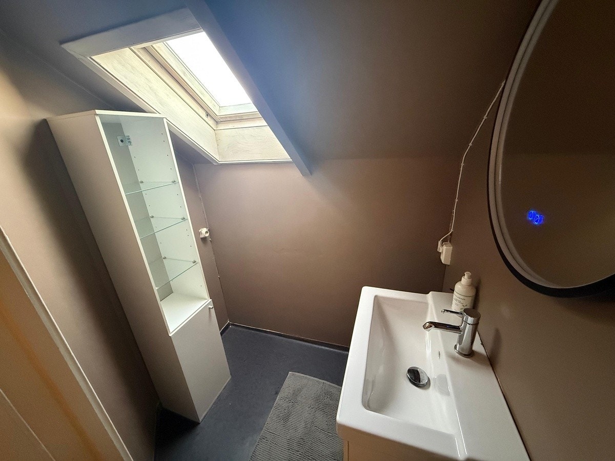 Rom med vask og LED-lys speil Galleribilde