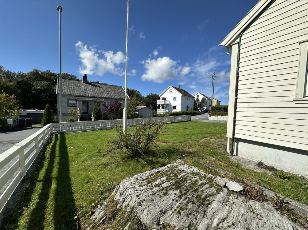 Stor hage for å nyte varme sommerdager. Galleribilde