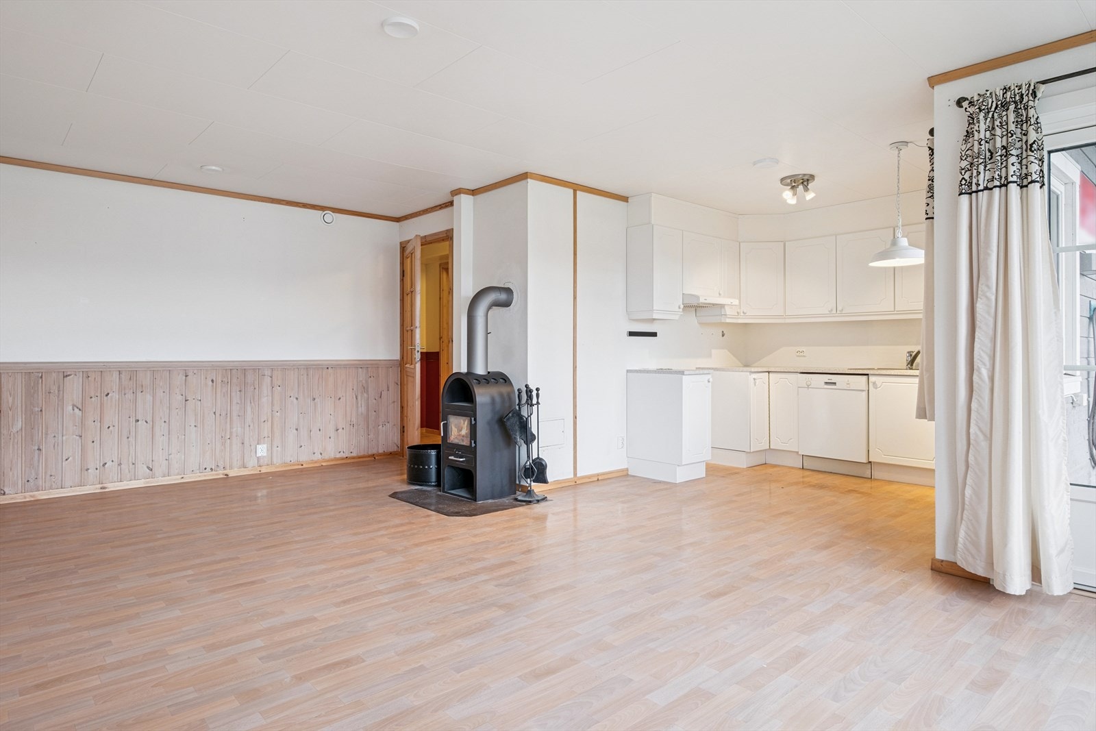 Vedfyring og panelovner til oppvarming. Galleribilde