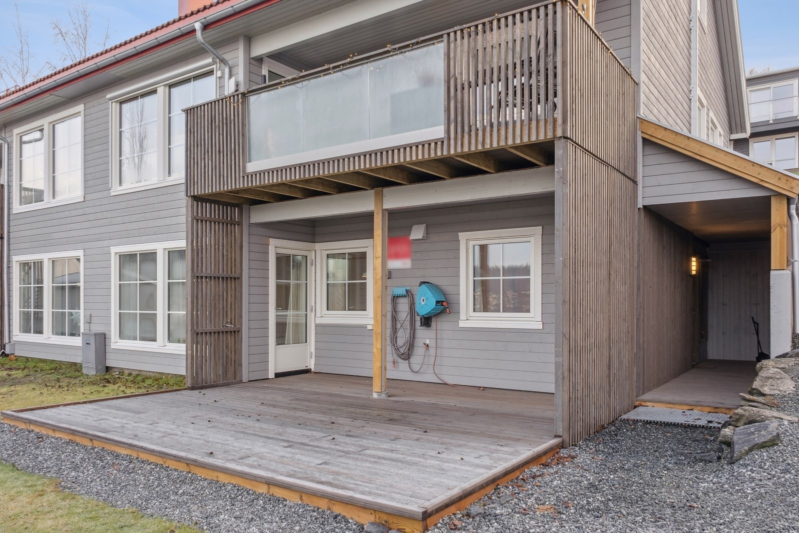 Etablert nytt inngangsparti med ny ytterdør i 2025. Galleribilde