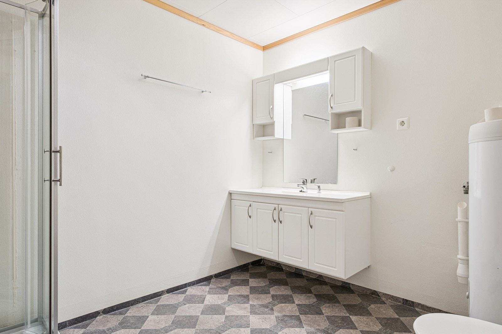 Romslig bad på 7 kvm med ny varmtvannsbereder. Det er montert kabinett for sikker avrenning. Bereder fra 2025. Galleribilde