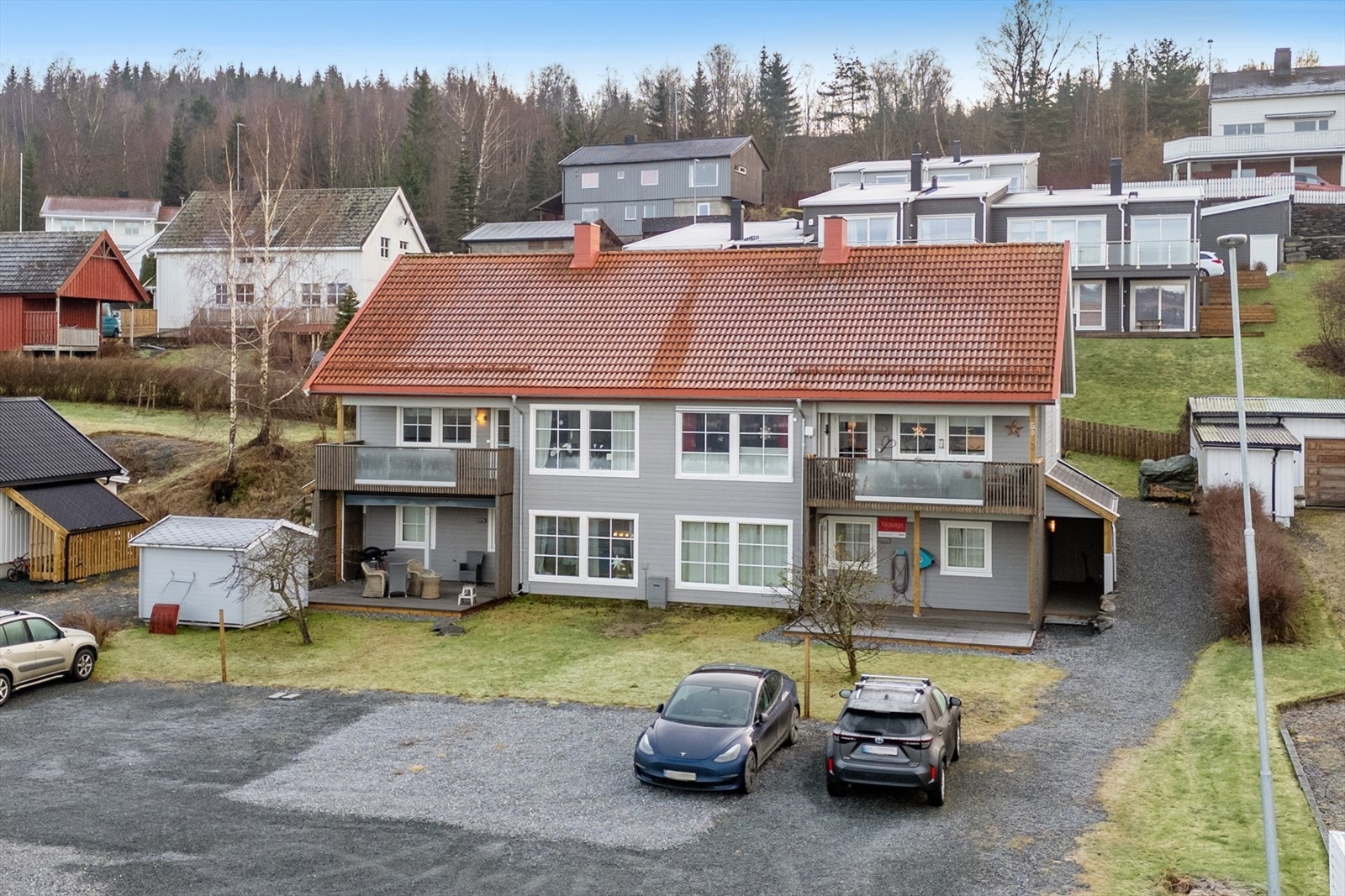 God plass til parkering utenfor leiligheten. Galleribilde