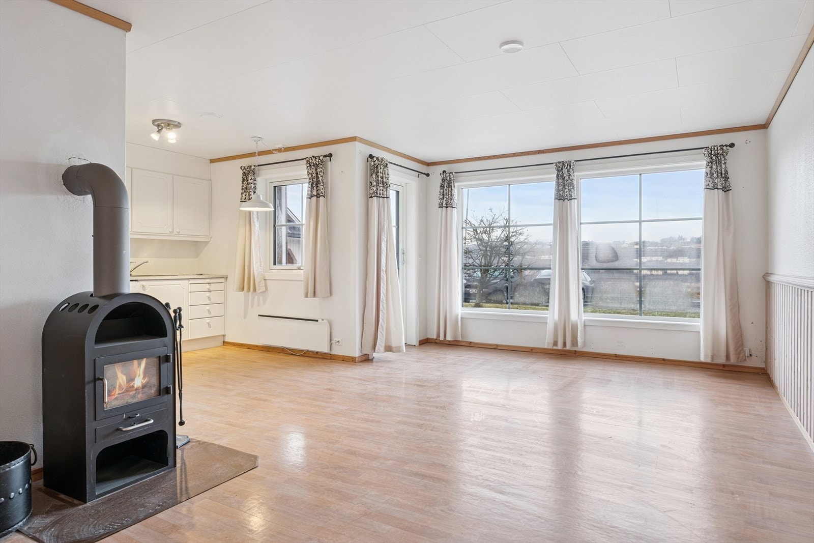 Kjøkkenet ligger delvis adskilt fra stuen. Fritt utsyn fra stua mot Eidsbotn. Galleribilde