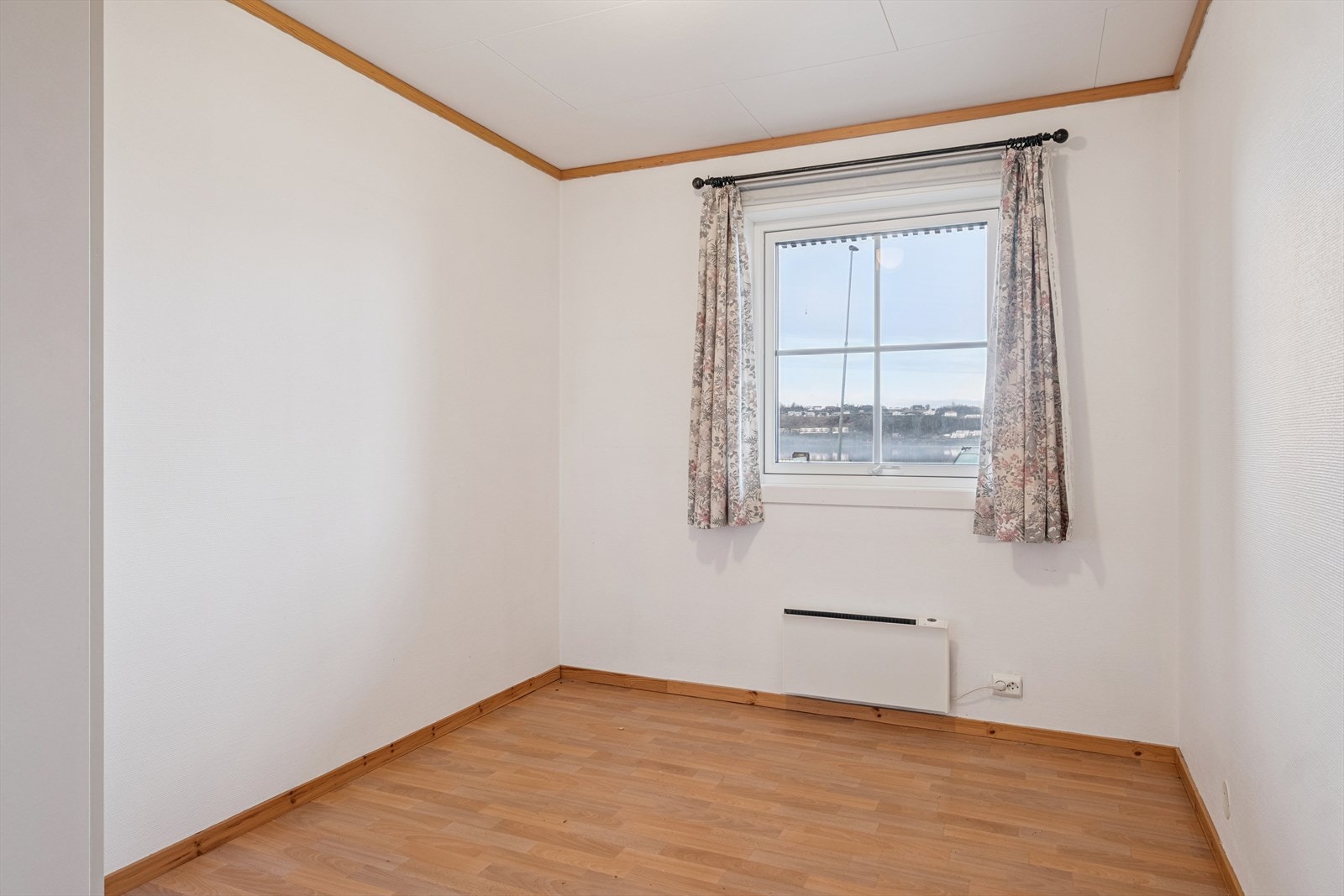 Rommet har utsyn mot Eidsbotn. Rolig område nede ved vannet. Galleribilde