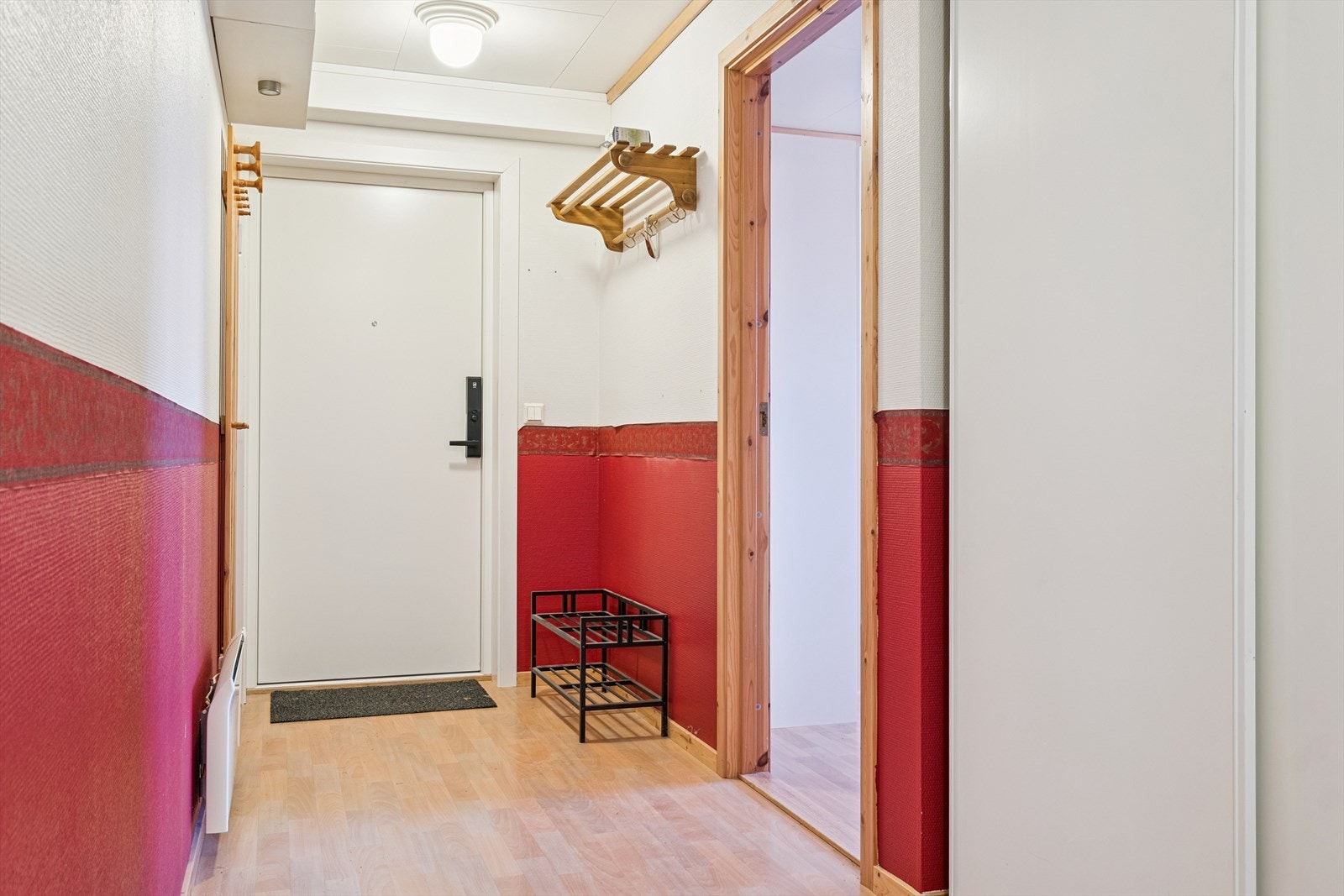 Entré med plass til oppheng av yttertøy. Galleribilde