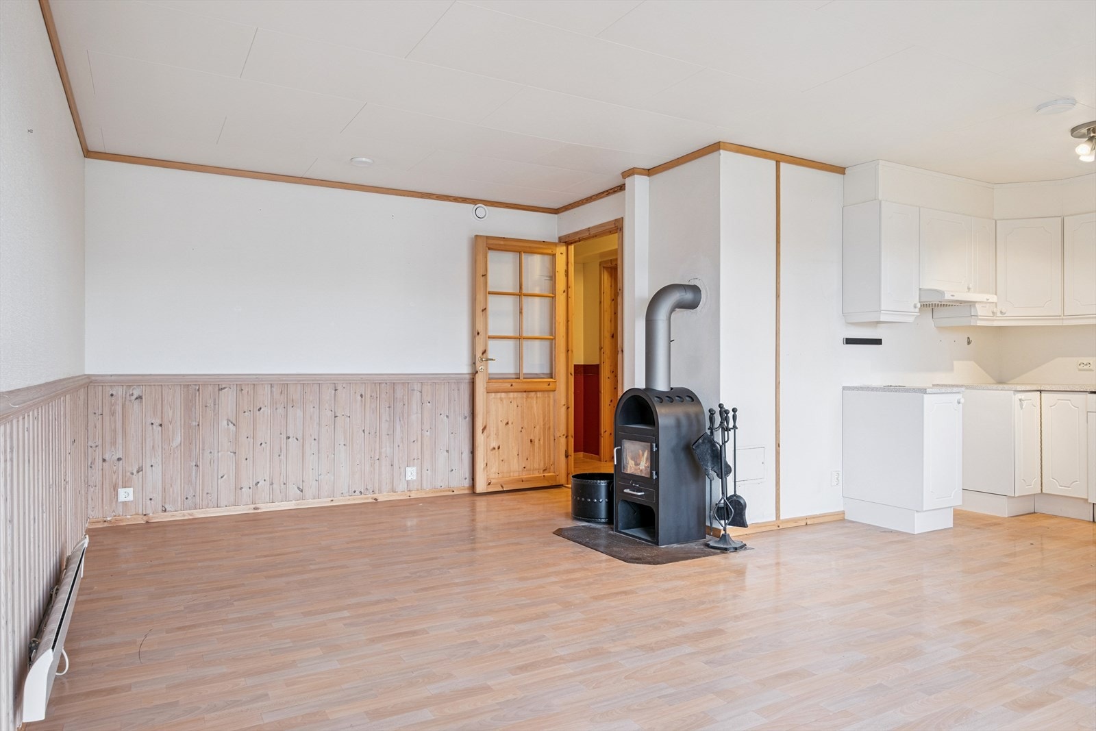 Videre kommer man inn til en romslig stue/kjøkken-løsning på 30 kvm. Galleribilde